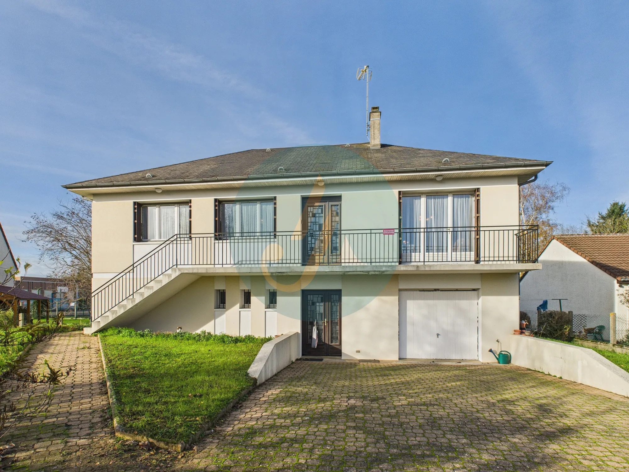 Pavillon familial de 186 m² à Fourchambault avec terrain clos et garage 