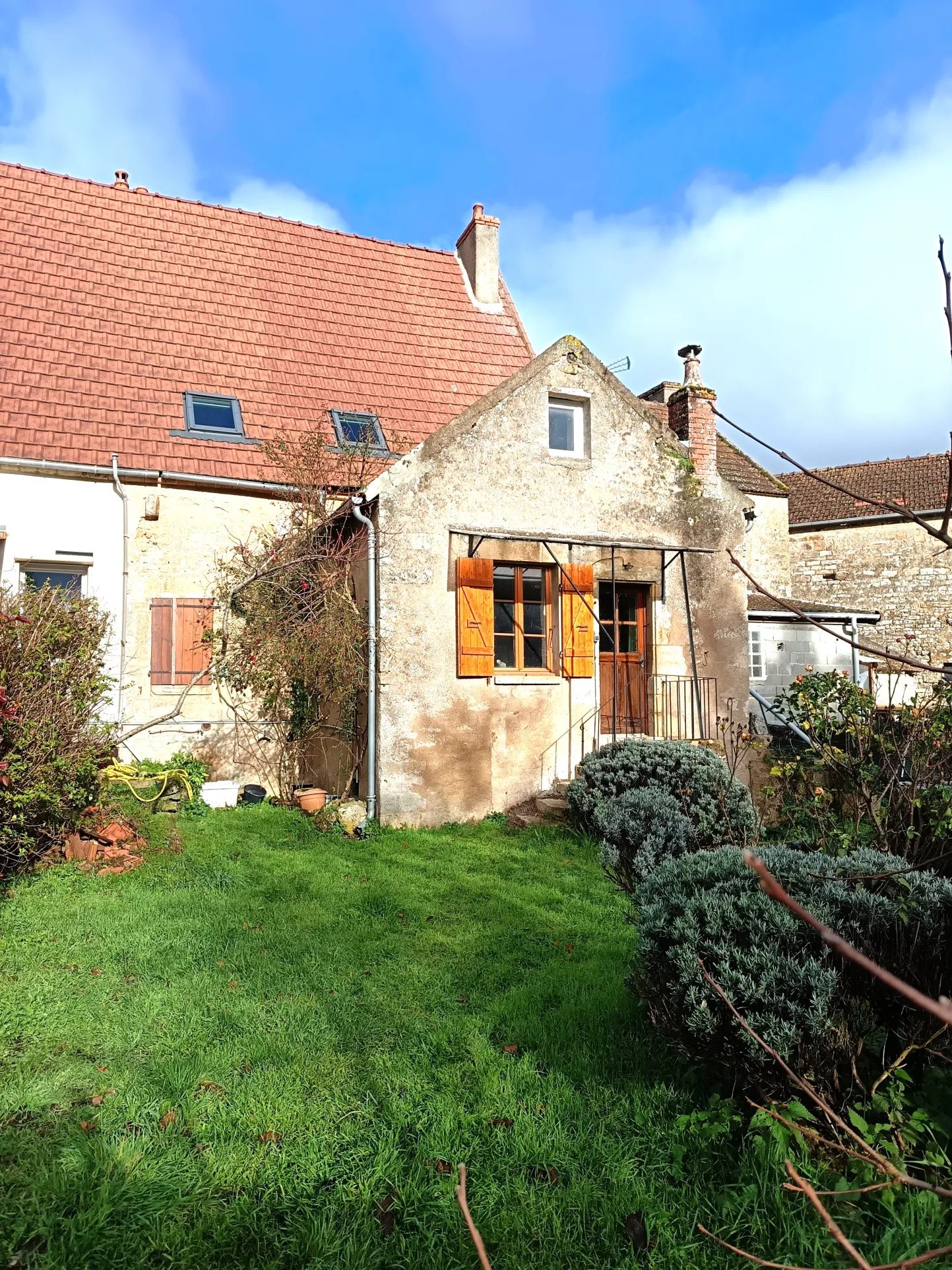 Maison ancienne à vendre à St Reverien proche du Morvan, 69 m² avec jardin, caves et potentiel d'aménagement