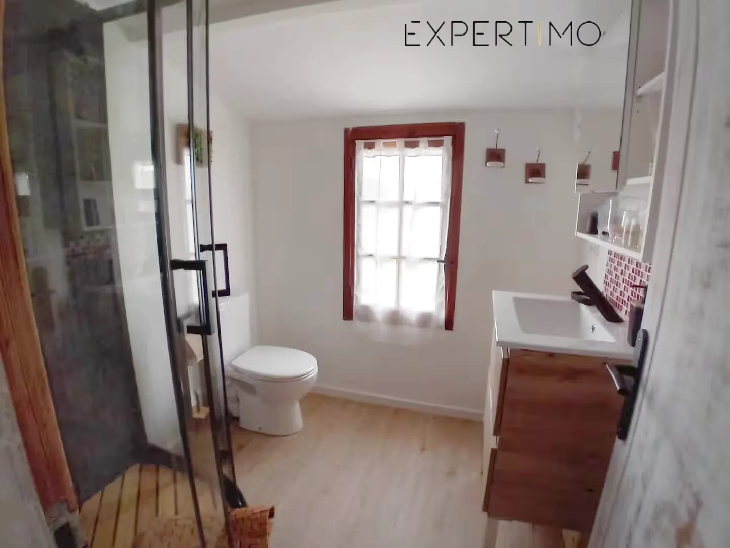 Magnifique chalet en bois rénové avec terrasse et parcelle constructible près de Poitiers 