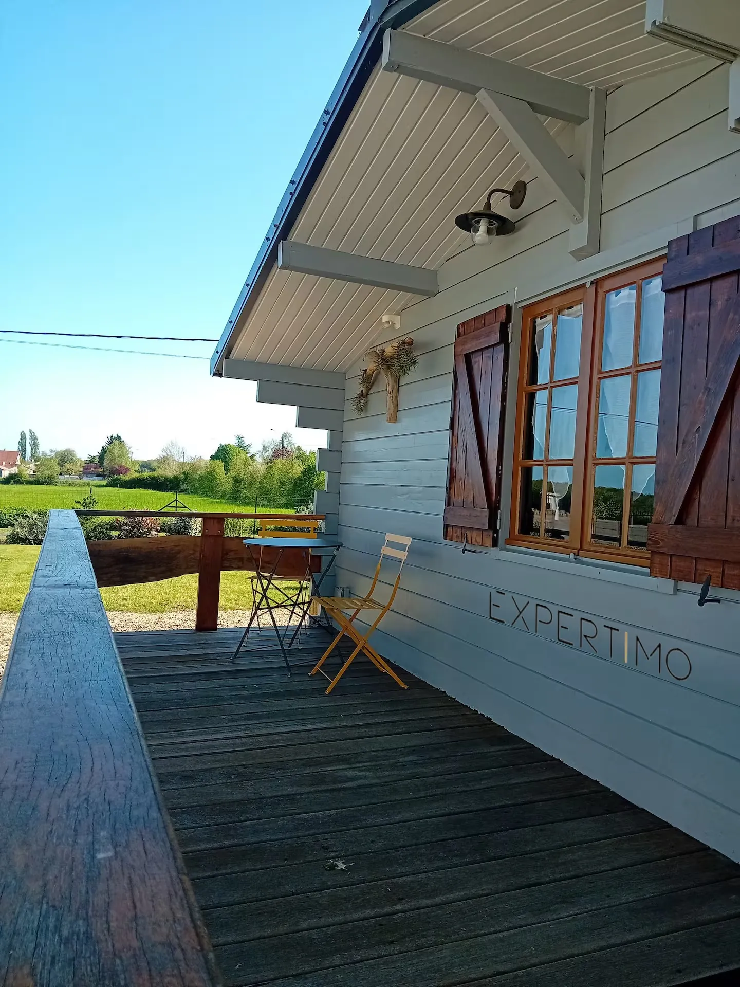 Magnifique chalet en bois rénové avec terrasse et parcelle constructible près de Poitiers 