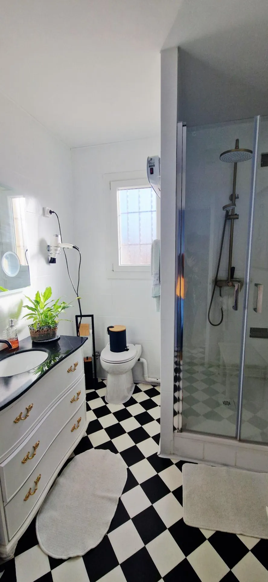 Charmante maison rénovée de 79 m² avec terrasse, patio et cour à Bollène (84500) 