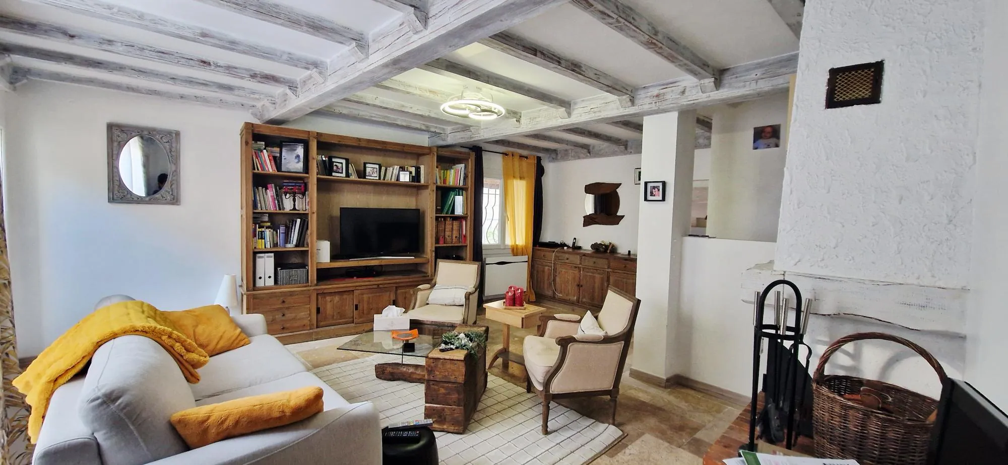 Charmante maison rénovée de 79 m² avec terrasse, patio et cour à Bollène (84500)