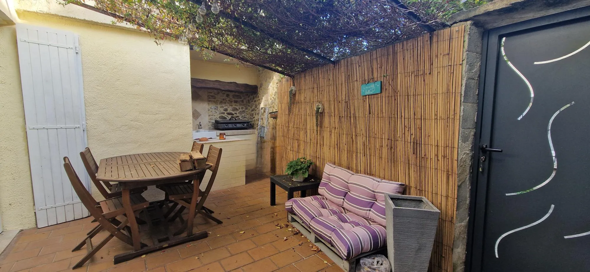 Charmante maison rénovée de 79 m² avec terrasse, patio et cour à Bollène (84500) 