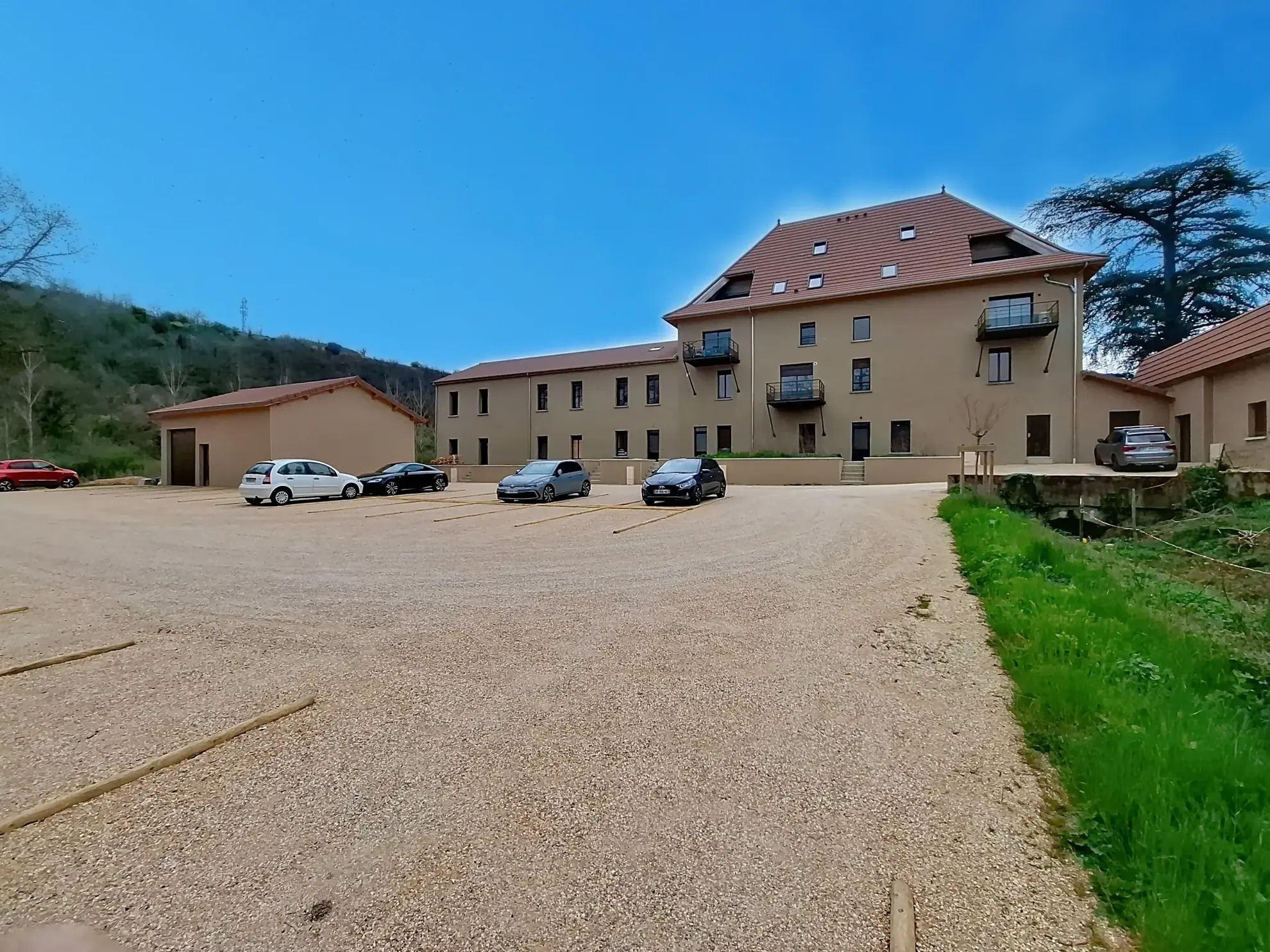 Appartement duplex à Sérézin-du-Rhône avec jardin privatif de 450 m²