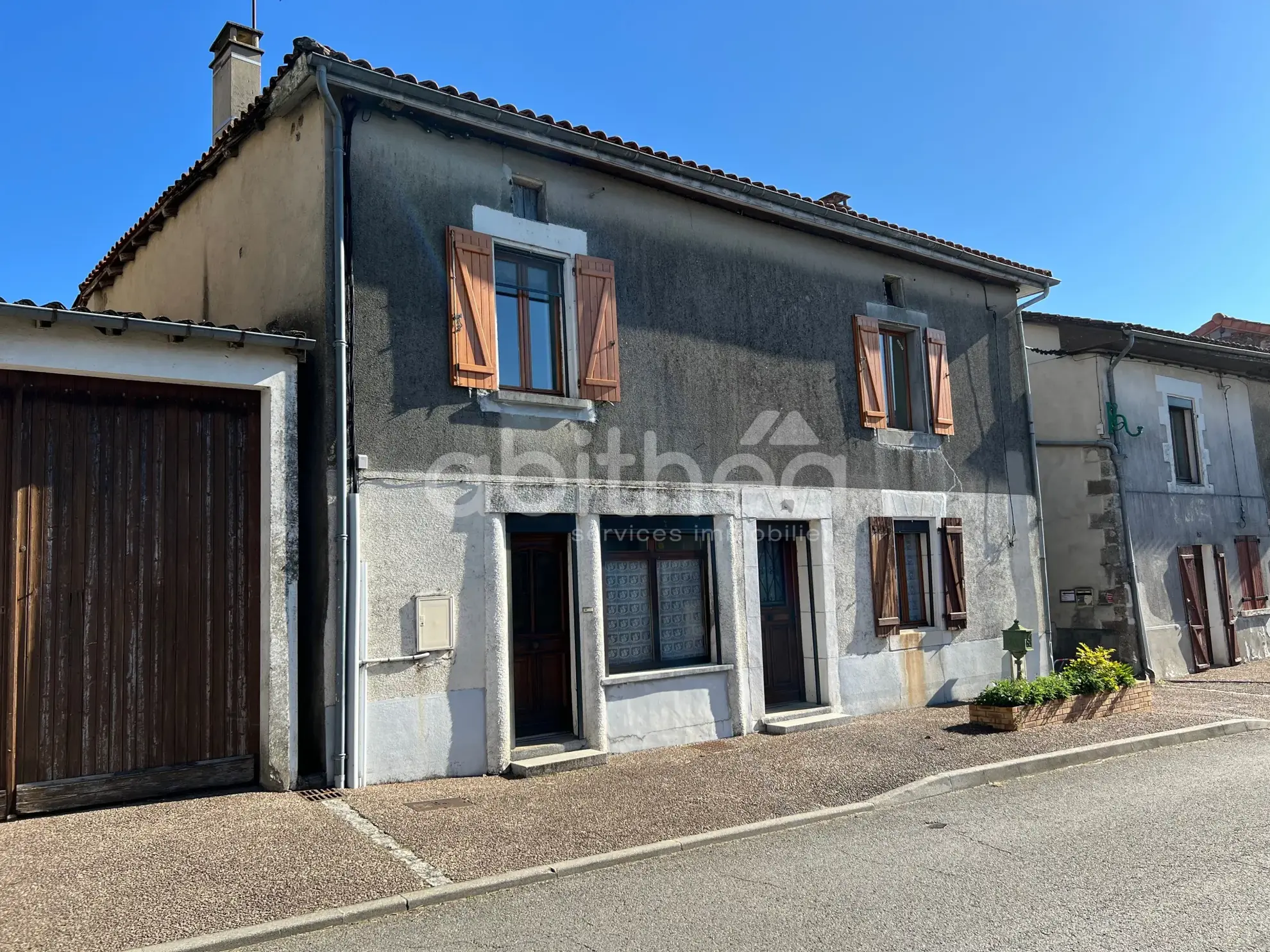Maison de village avec grande grange et jardin clos à La Péruse (16270)