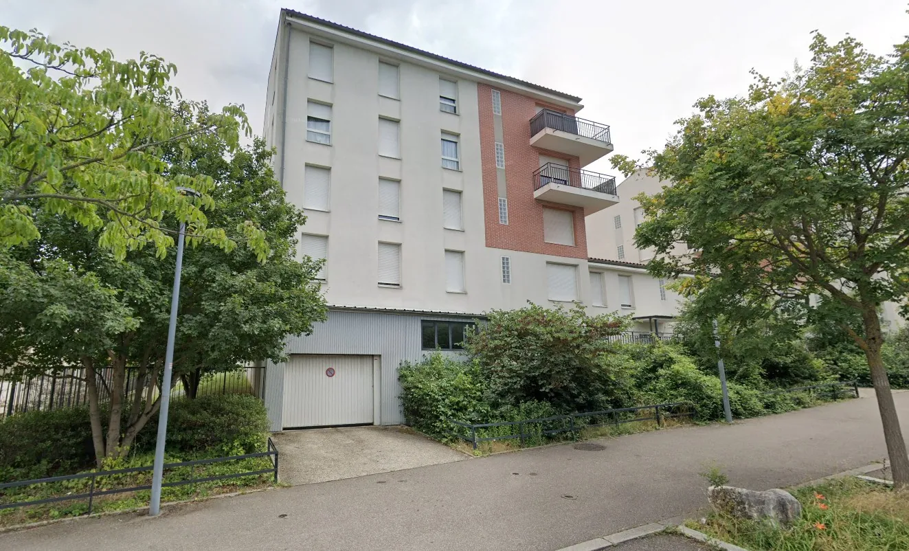 Place de parking sécurisée en sous-sol à Vénissieux - Vente à 10 000 €