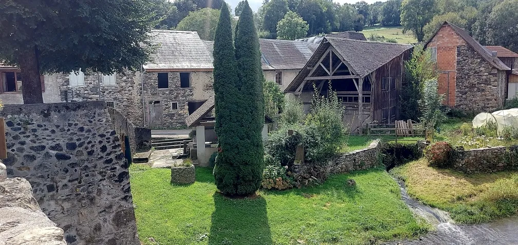 Maison de Village à Audressein avec dépendances - Belle opportunité d'investissement