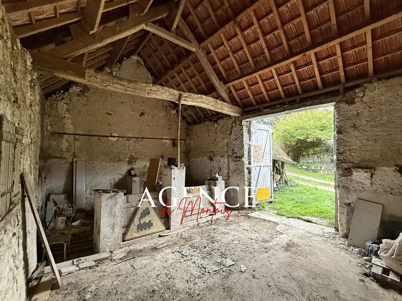 Grande grange à aménager à Donnemarie-Dontilly avec jardin et garage 