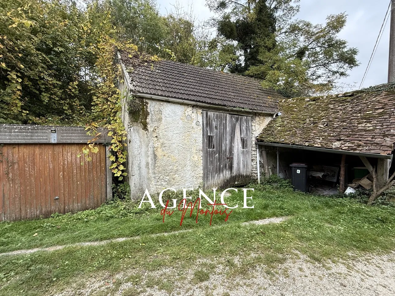 Grande grange à aménager à Donnemarie-Dontilly avec jardin et garage