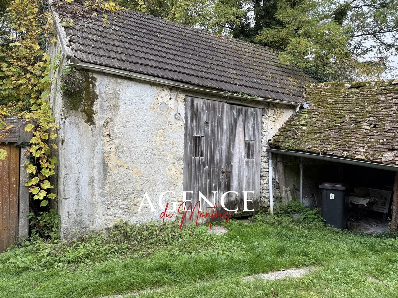 Grande grange à aménager à Donnemarie-Dontilly avec jardin et garage 