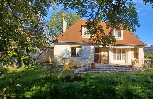 Maison spacieuse à vendre dans un quartier résidentiel de Gramat avec grand terrain de 1261 m² 