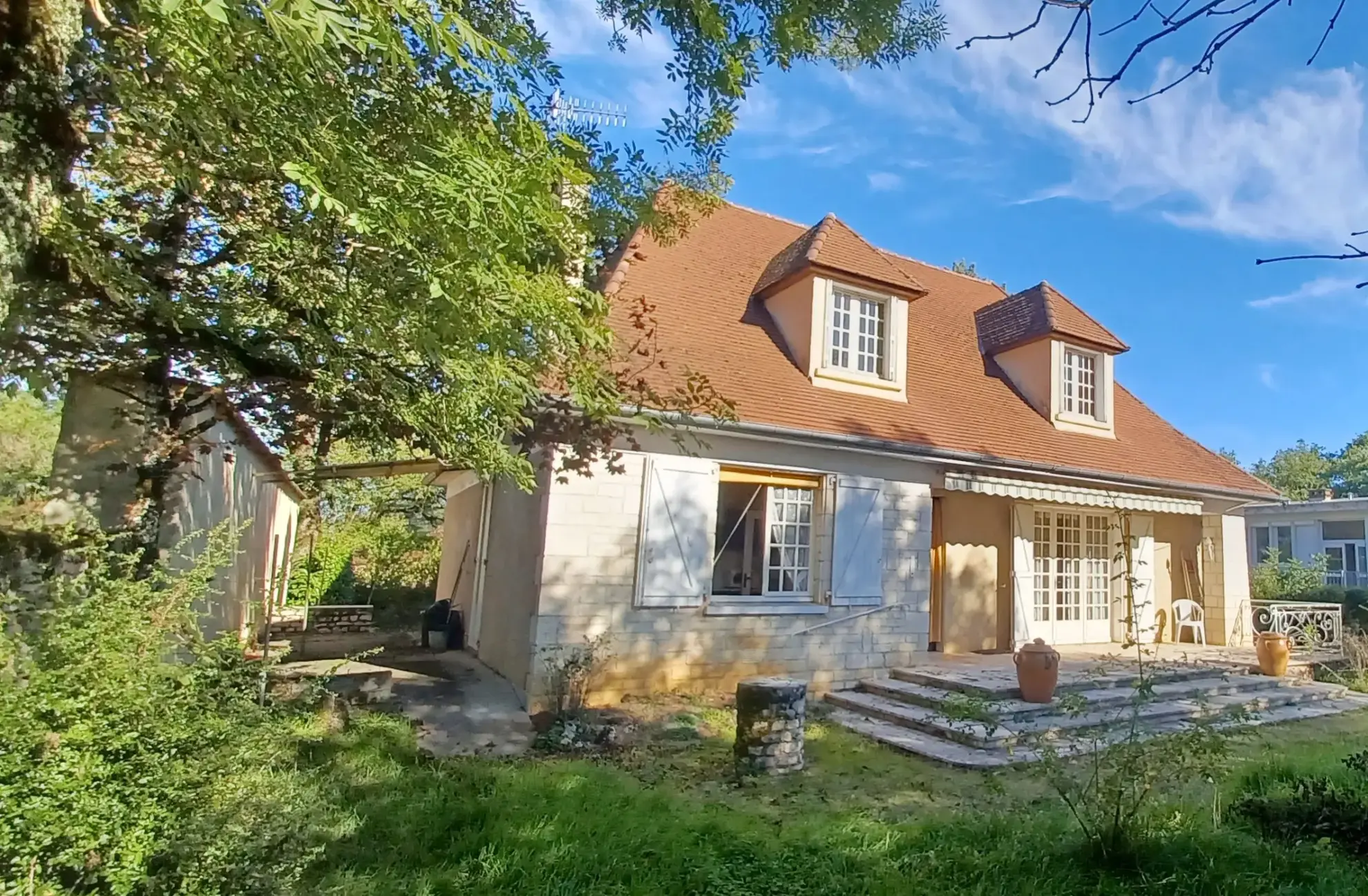 Maison spacieuse à vendre dans un quartier résidentiel de Gramat avec grand terrain de 1261 m² 