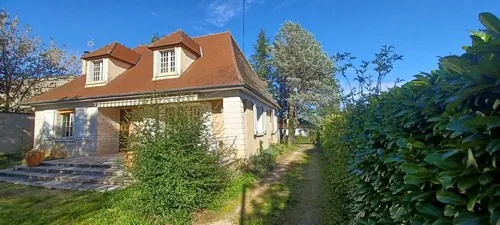 Maison spacieuse à vendre dans un quartier résidentiel de Gramat avec grand terrain de 1261 m²