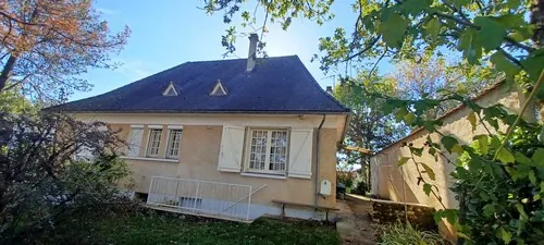 Maison spacieuse à vendre dans un quartier résidentiel de Gramat avec grand terrain de 1261 m² 