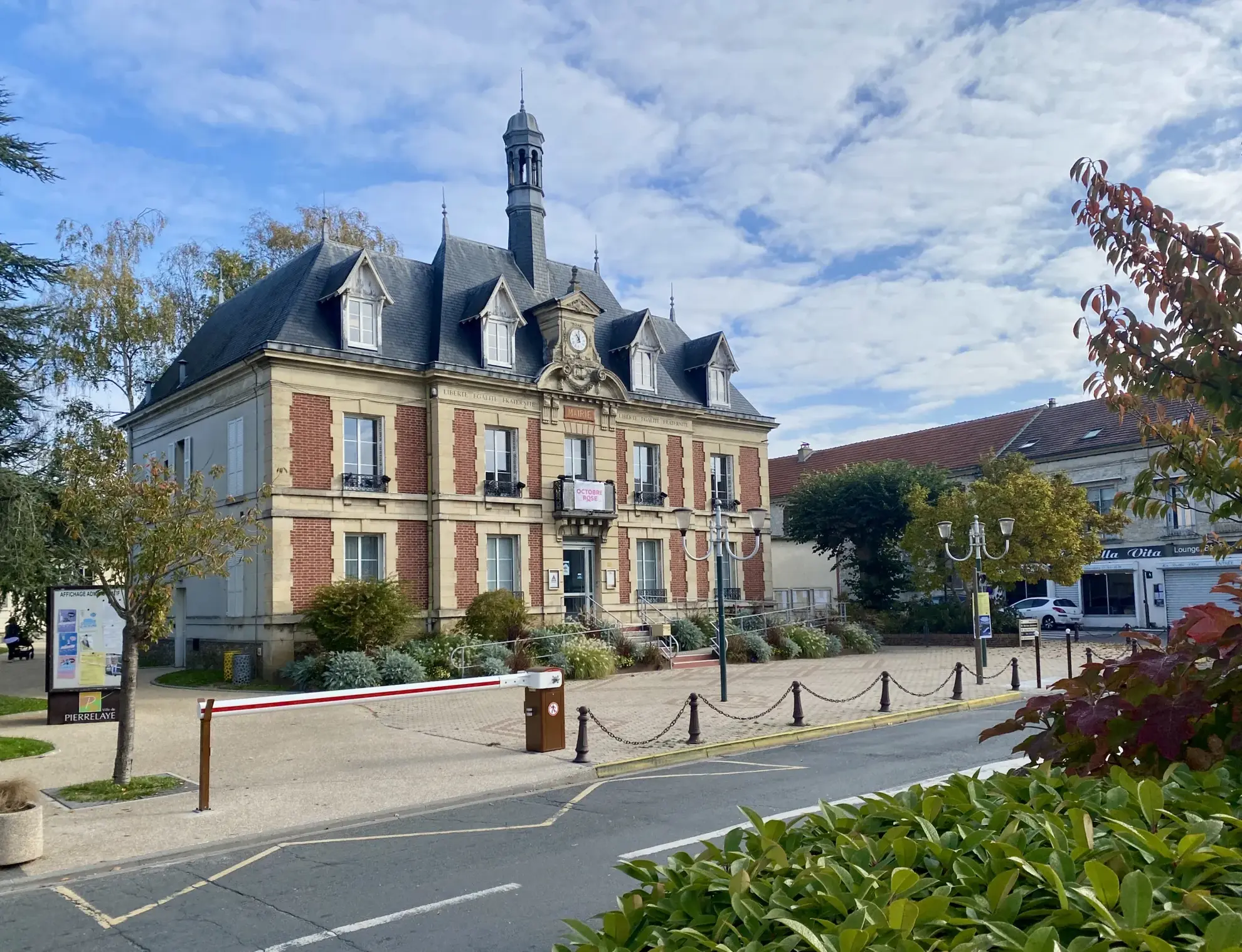 Duplex rénové de 97 m² à Pierrelaye avec 2 chambres et grande cuisine 