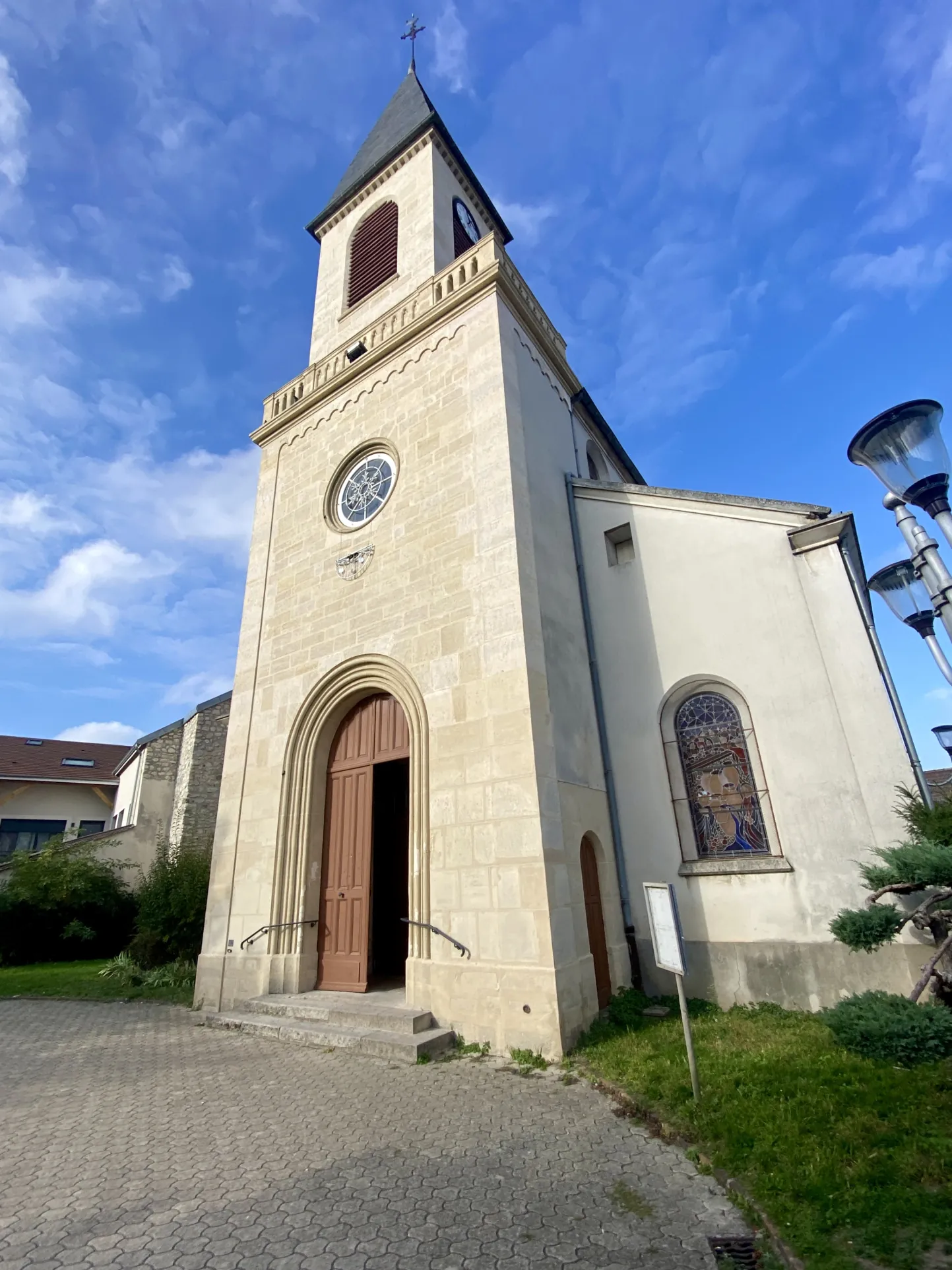 Duplex rénové de 97 m² à Pierrelaye avec 2 chambres et grande cuisine 