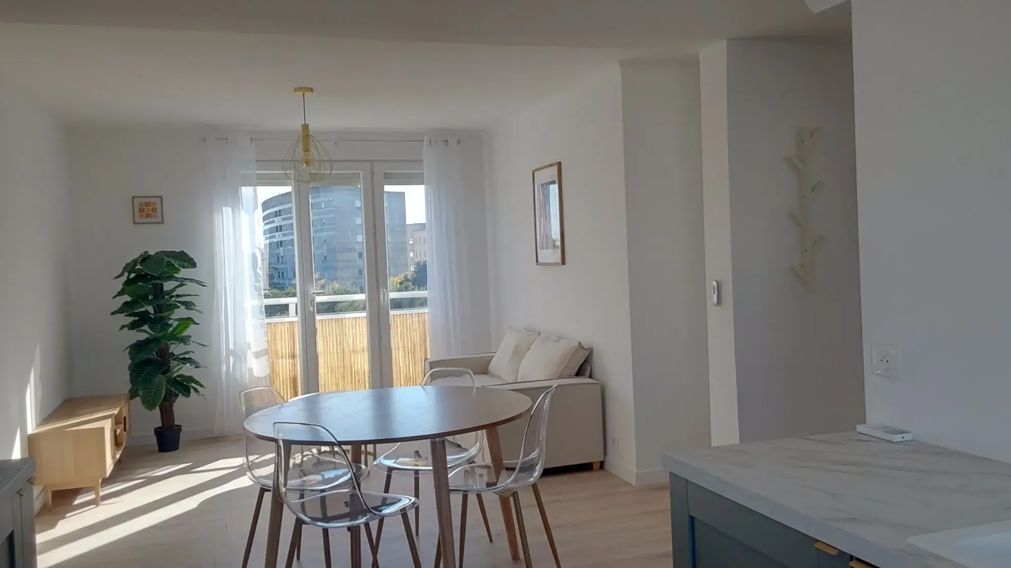 Appartement T4 entièrement rénové avec balcon, parking et cave à Nîmes 