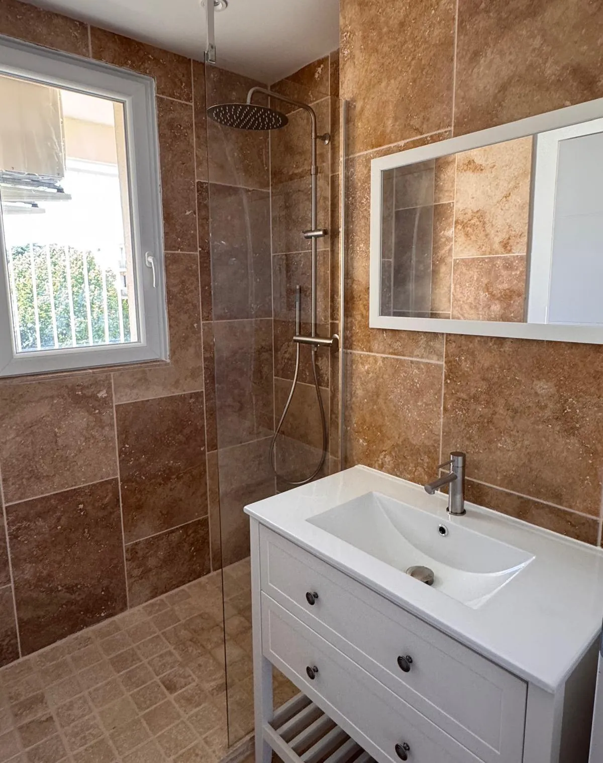 Appartement T4 entièrement rénové avec balcon, parking et cave à Nîmes 