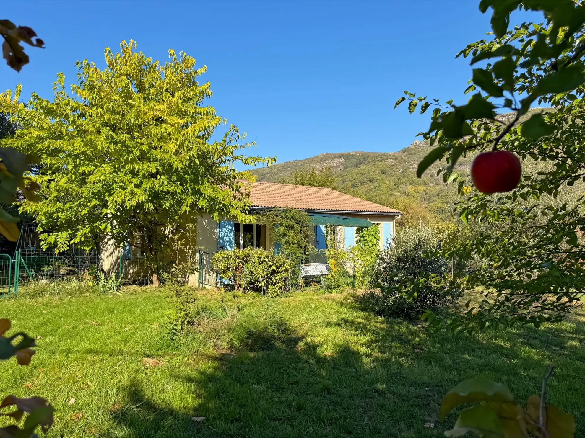 Charmante maison de plain-pied avec jardin arboré à Meyras en Ardèche