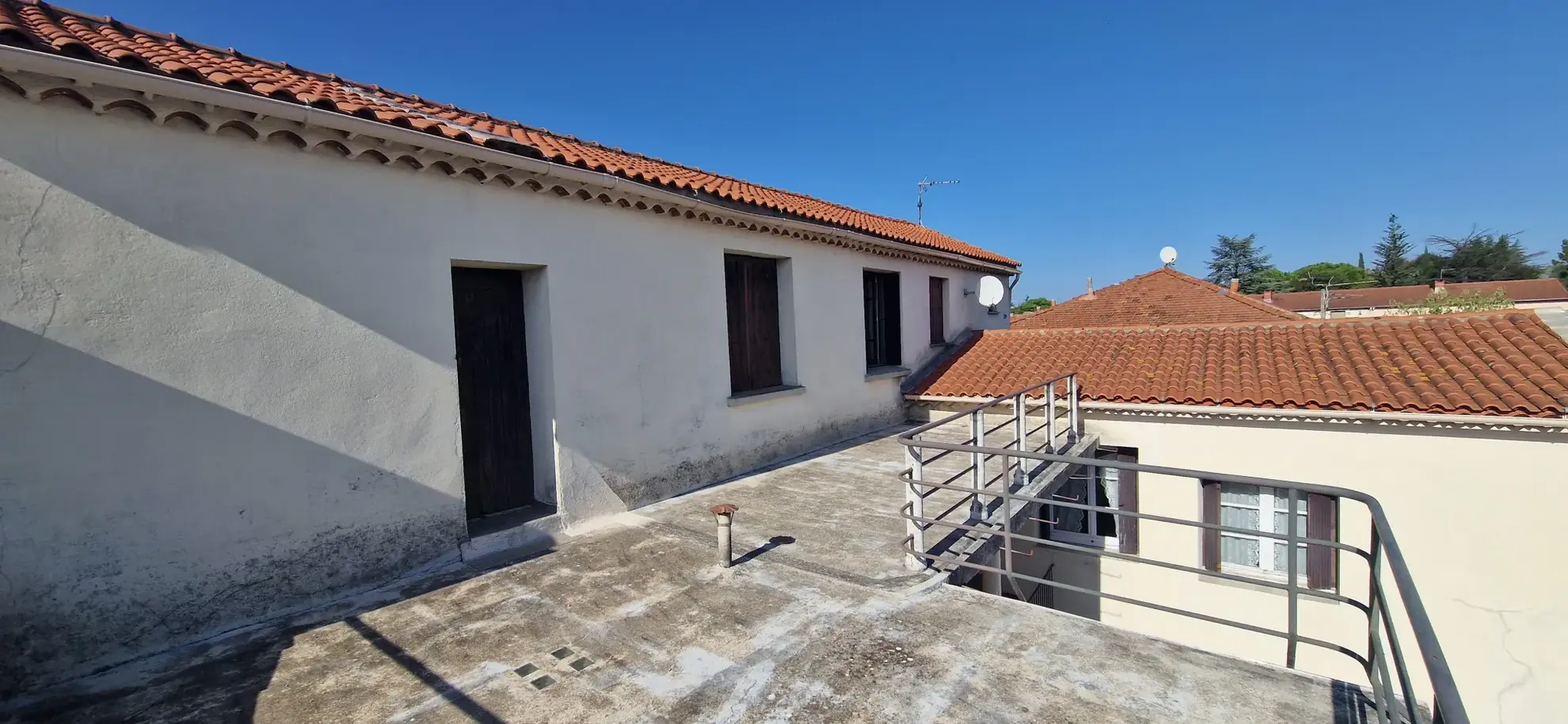 Ensemble immobilier à rénover avec terrains et ateliers à Saint Christol les Alès 