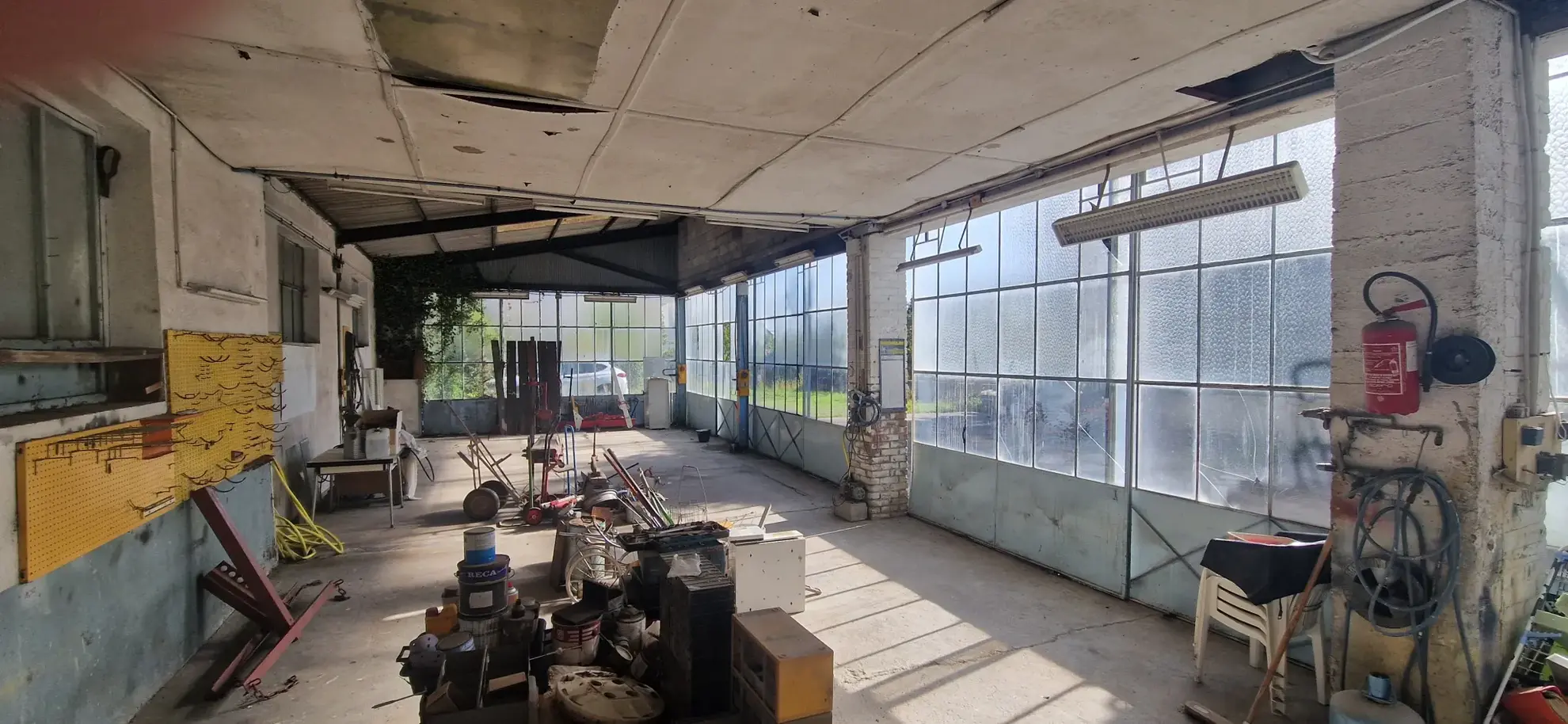 Ensemble immobilier à rénover avec terrains et ateliers à Saint Christol les Alès 