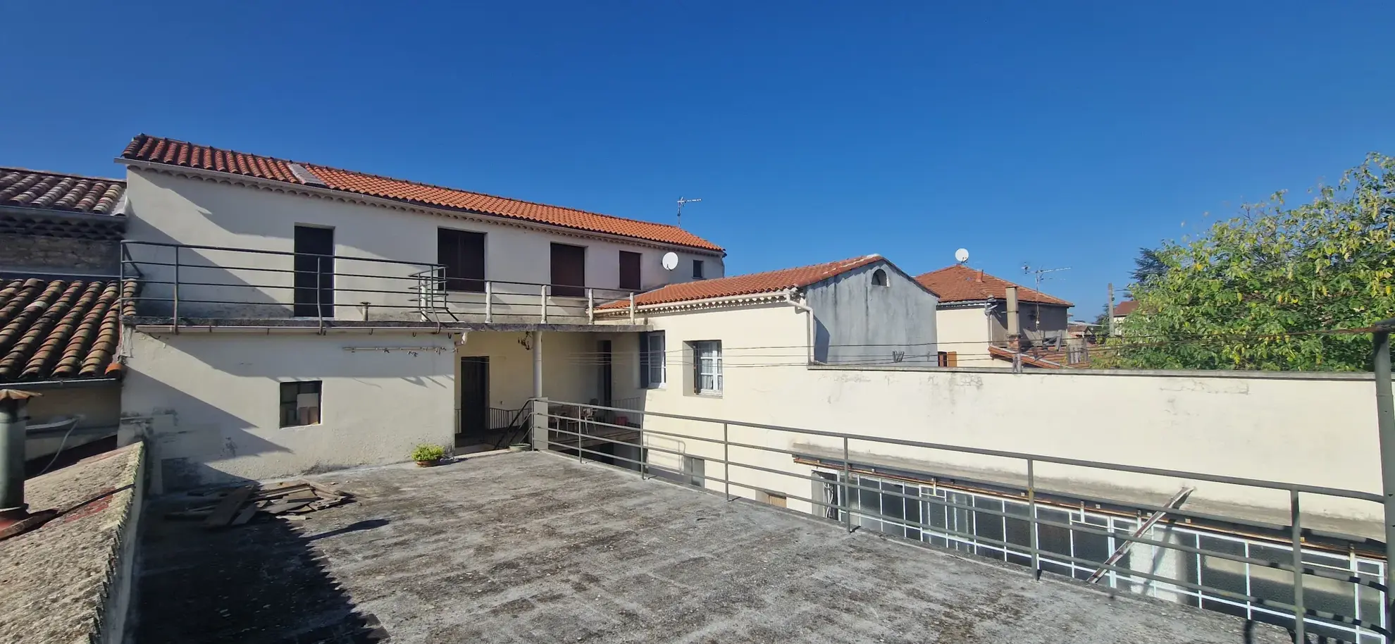 Ensemble immobilier à rénover avec terrains et ateliers à Saint Christol les Alès 