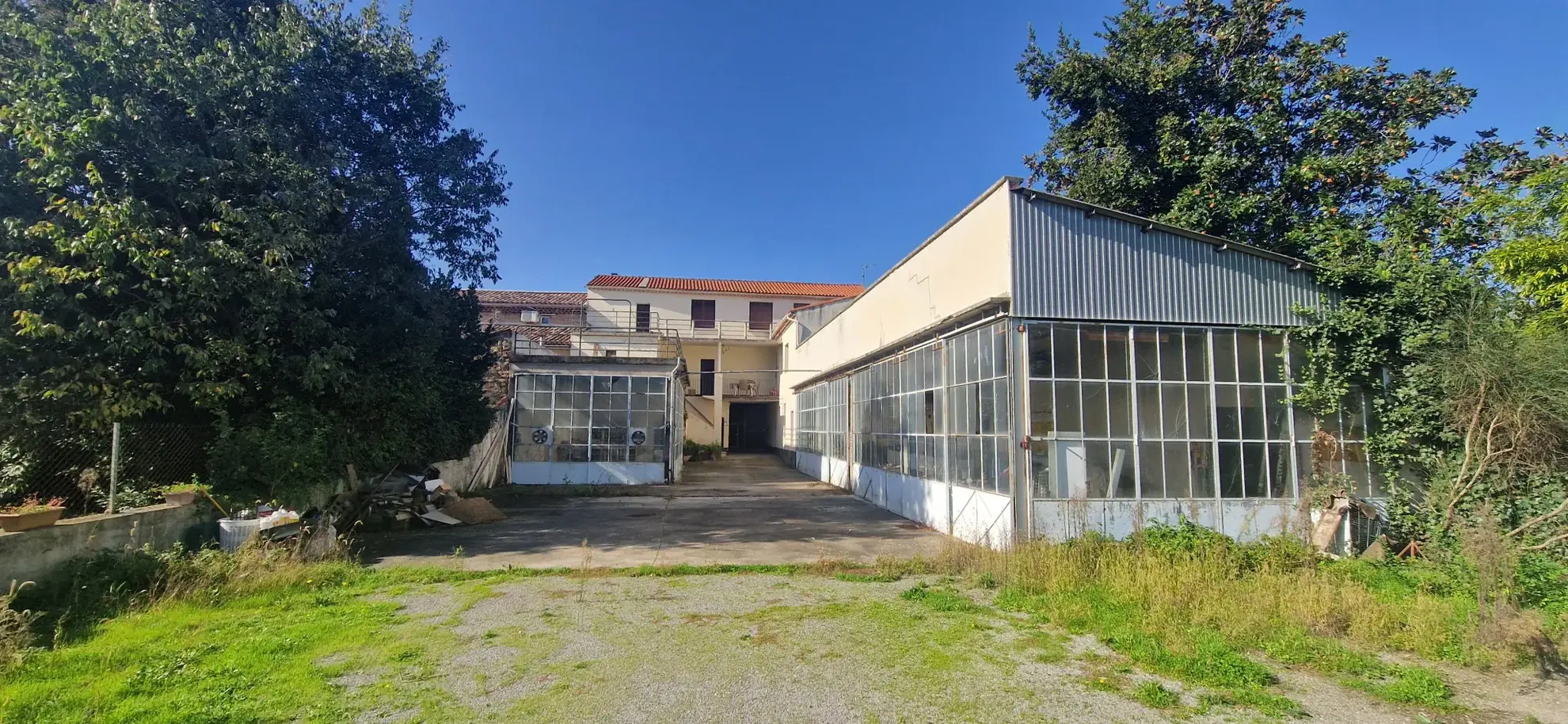 Ensemble immobilier à rénover avec terrains et ateliers à Saint Christol les Alès