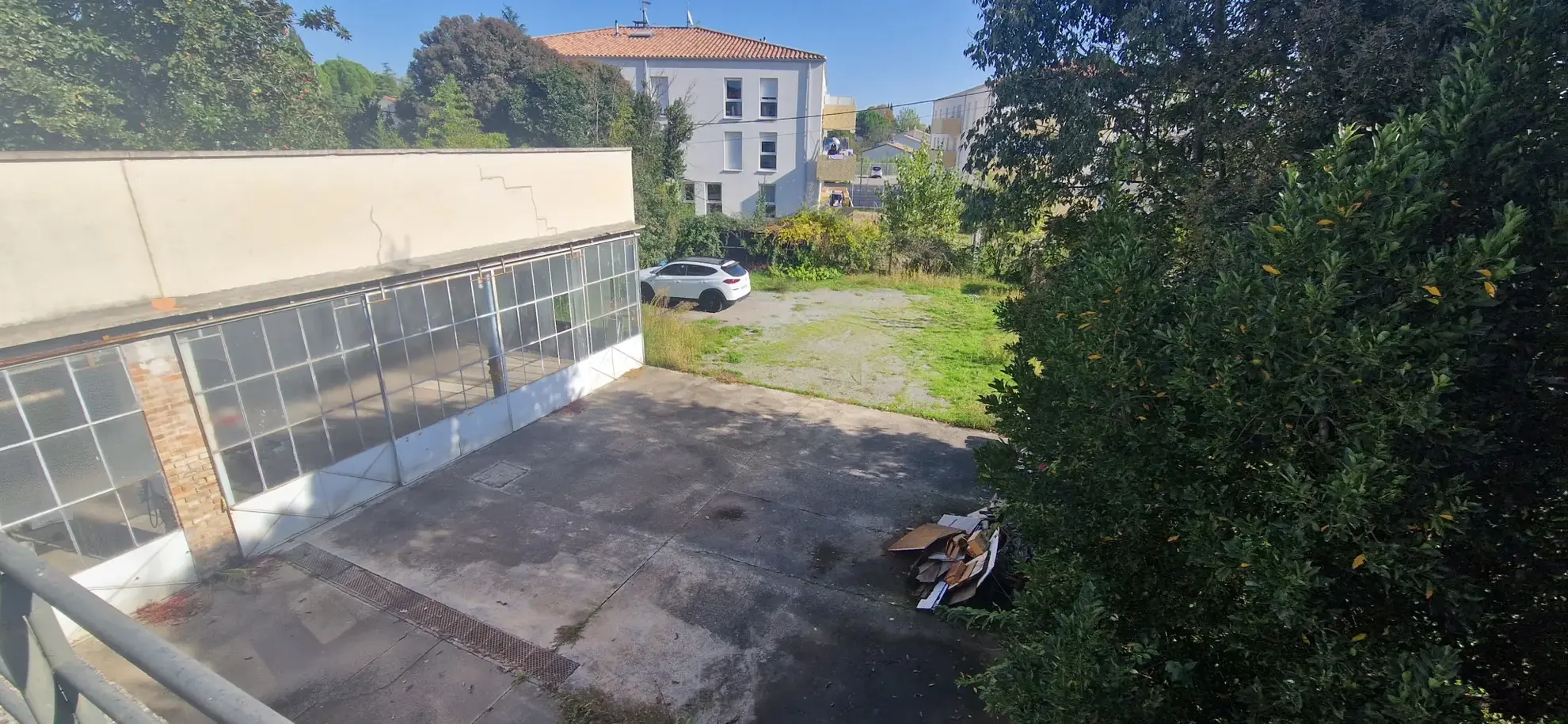 Ensemble immobilier à rénover avec terrains et ateliers à Saint Christol les Alès 