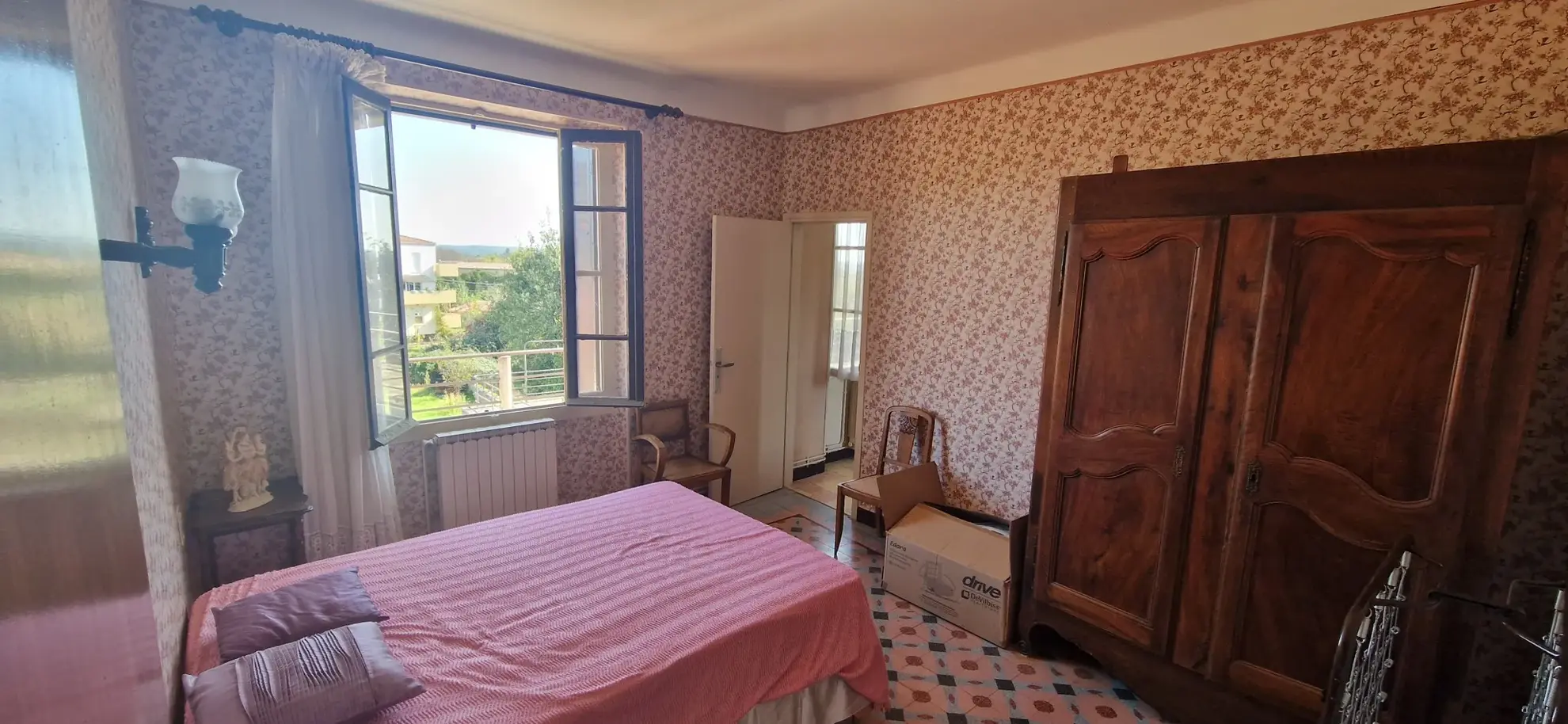 Ensemble immobilier à rénover avec terrains et ateliers à Saint Christol les Alès 