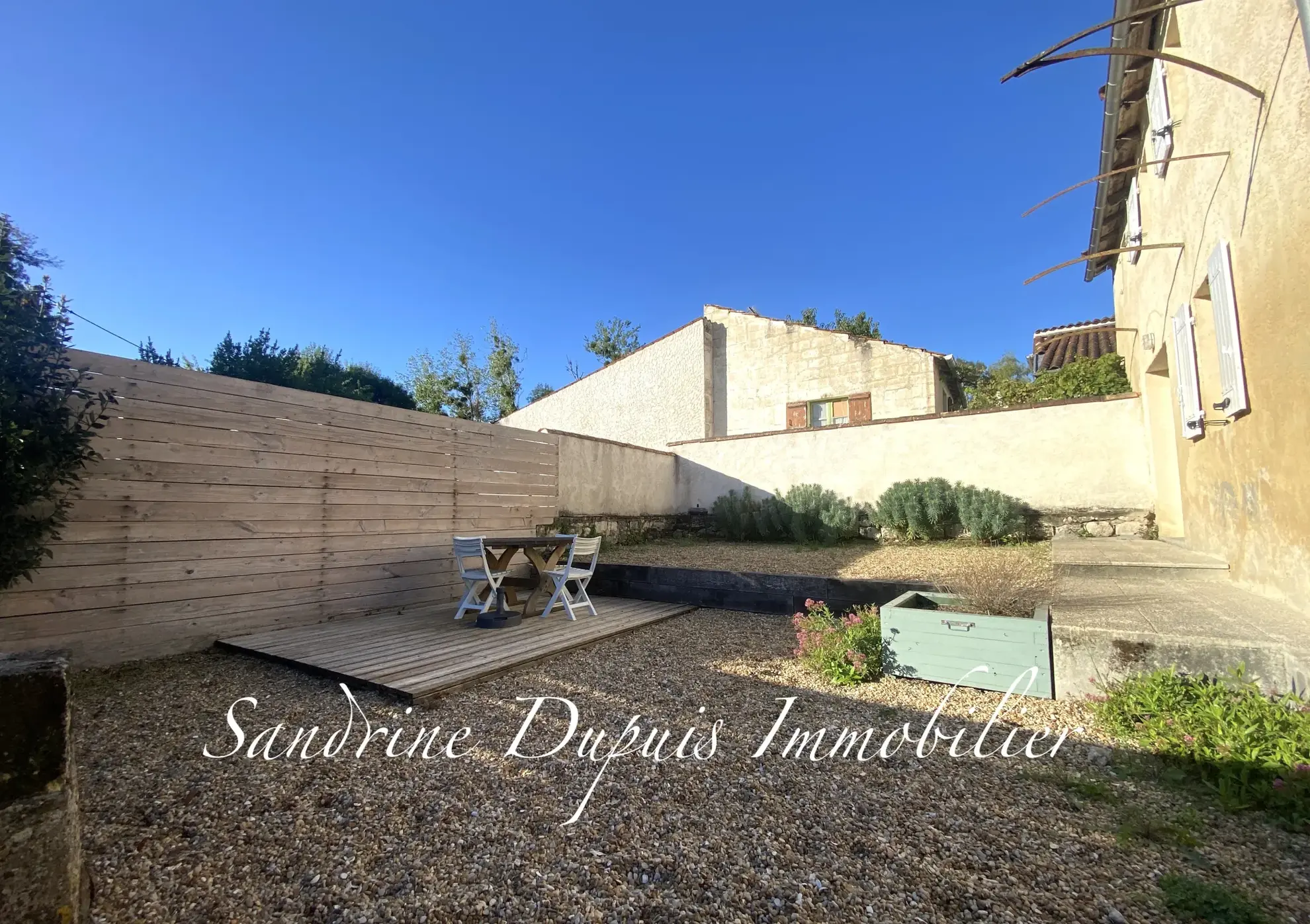 Charmante maison 4 pièces avec cour à Saintes, secteur privilégié 