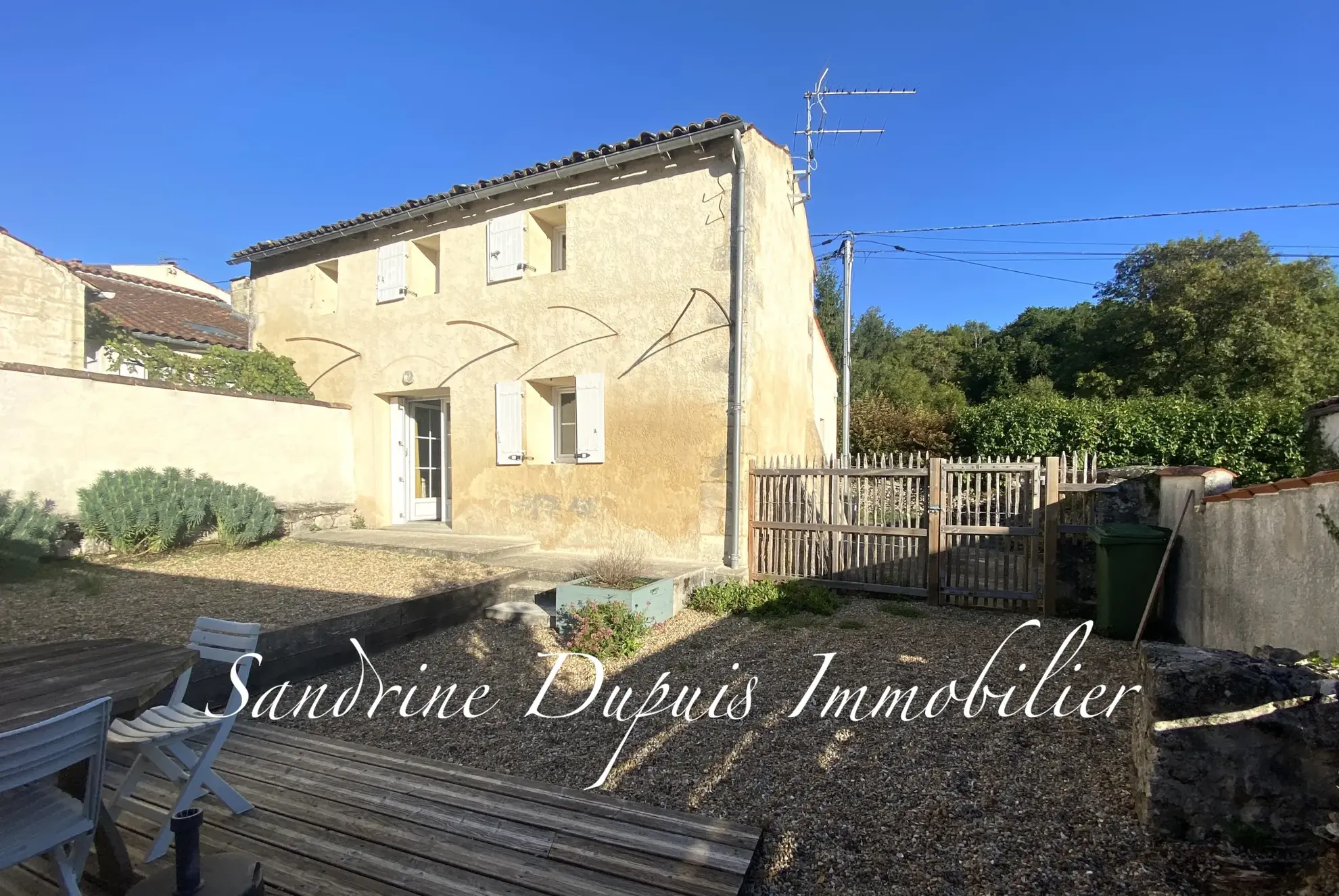 Charmante maison 4 pièces avec cour à Saintes, secteur privilégié 