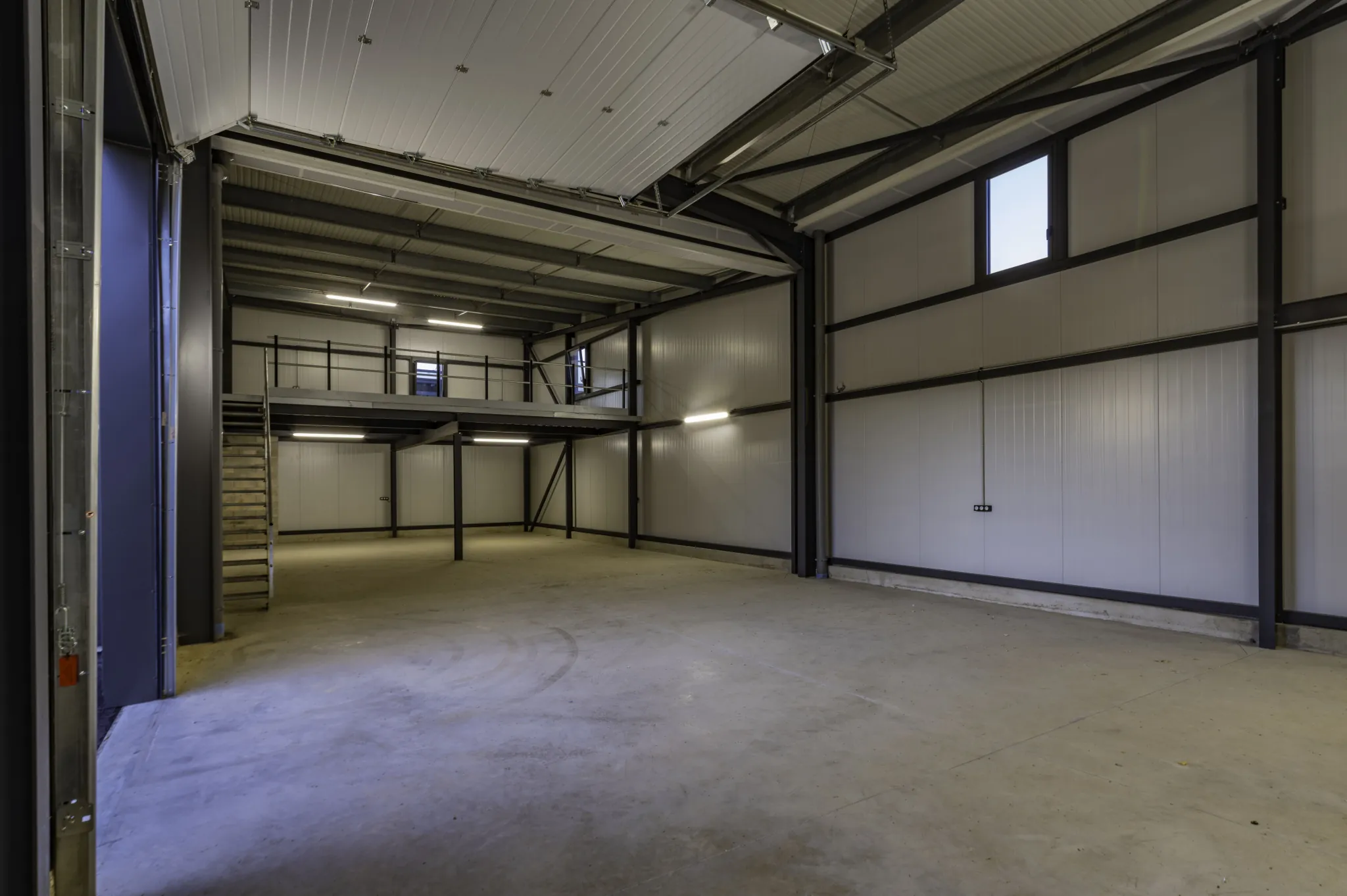 Locaux industriels à vendre à Deyme proche Toulouse - Entrepos et ateliers 