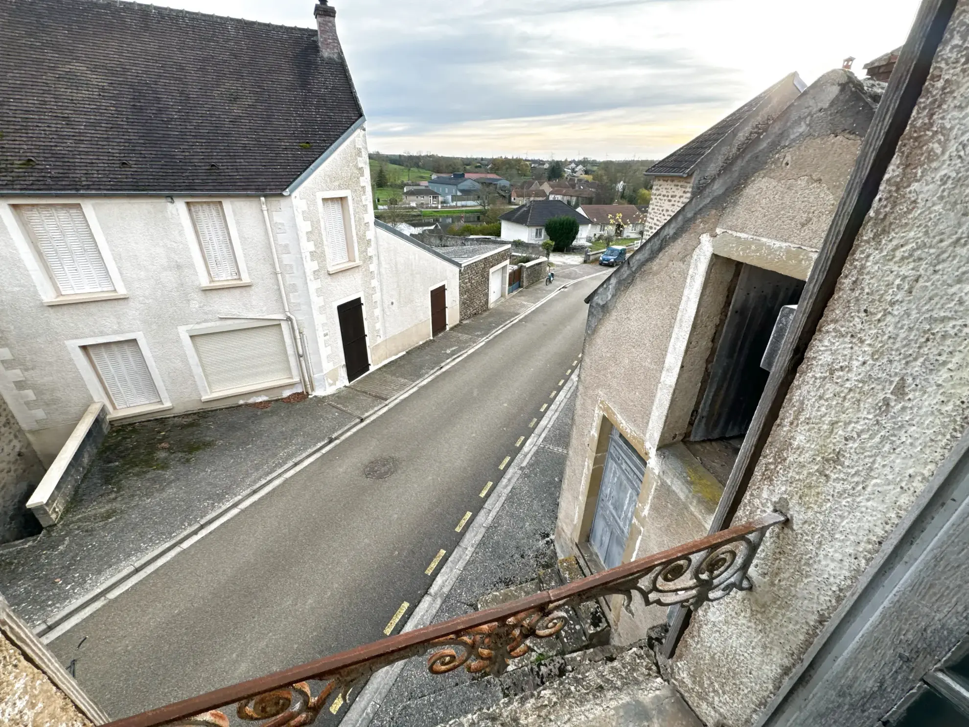 Maison de village à rénover avec dépendances et jardin clos à Guillon-en-Terre-Plaine 