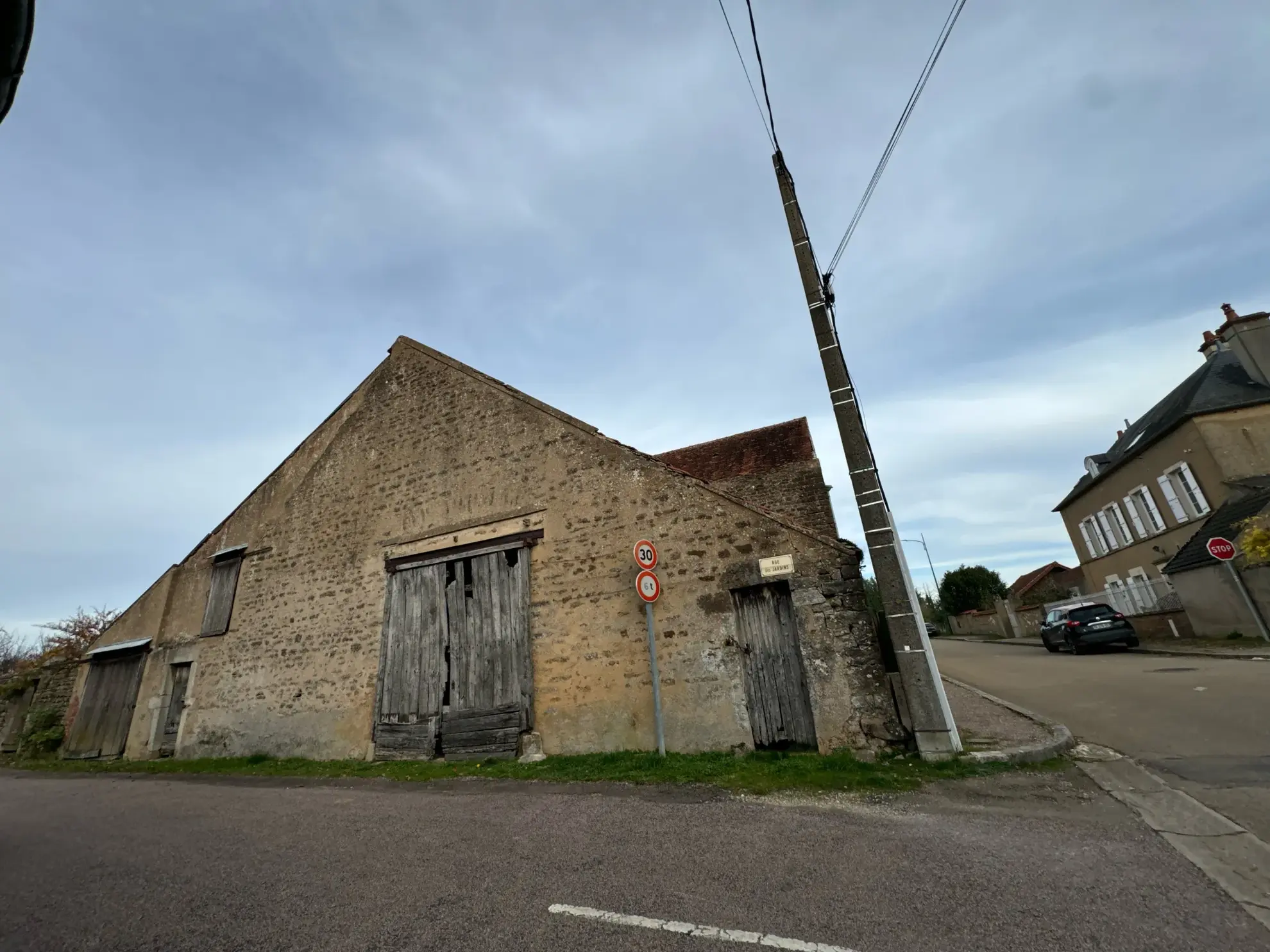 Maison de village à rénover avec dépendances et jardin clos à Guillon-en-Terre-Plaine 