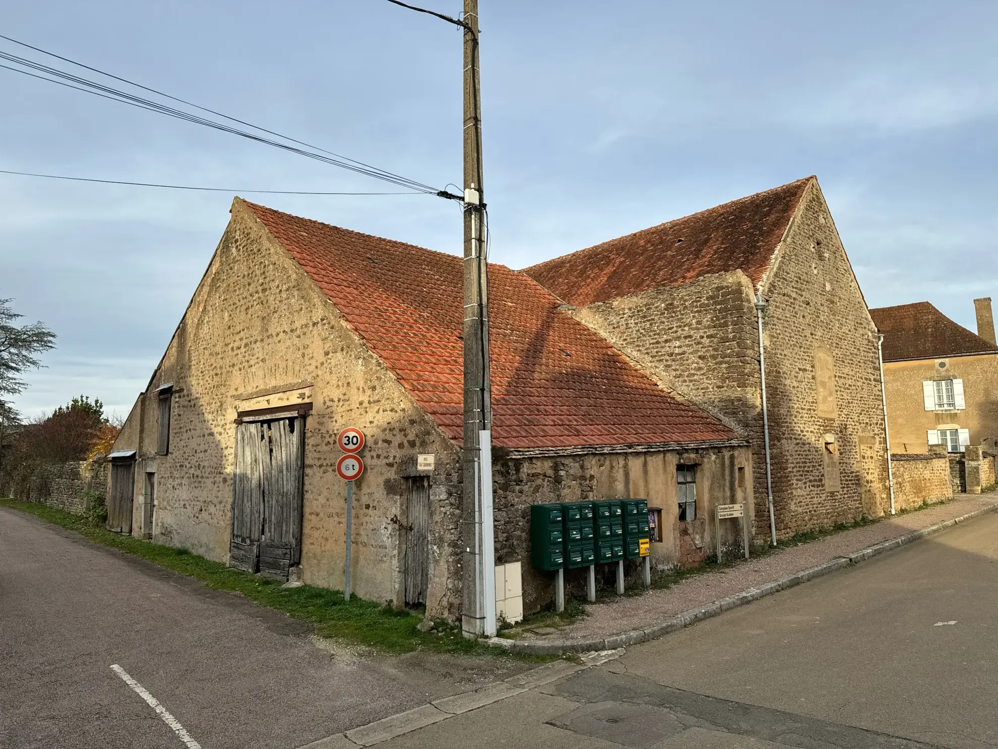 Maison de village à rénover avec dépendances et jardin clos à Guillon-en-Terre-Plaine 