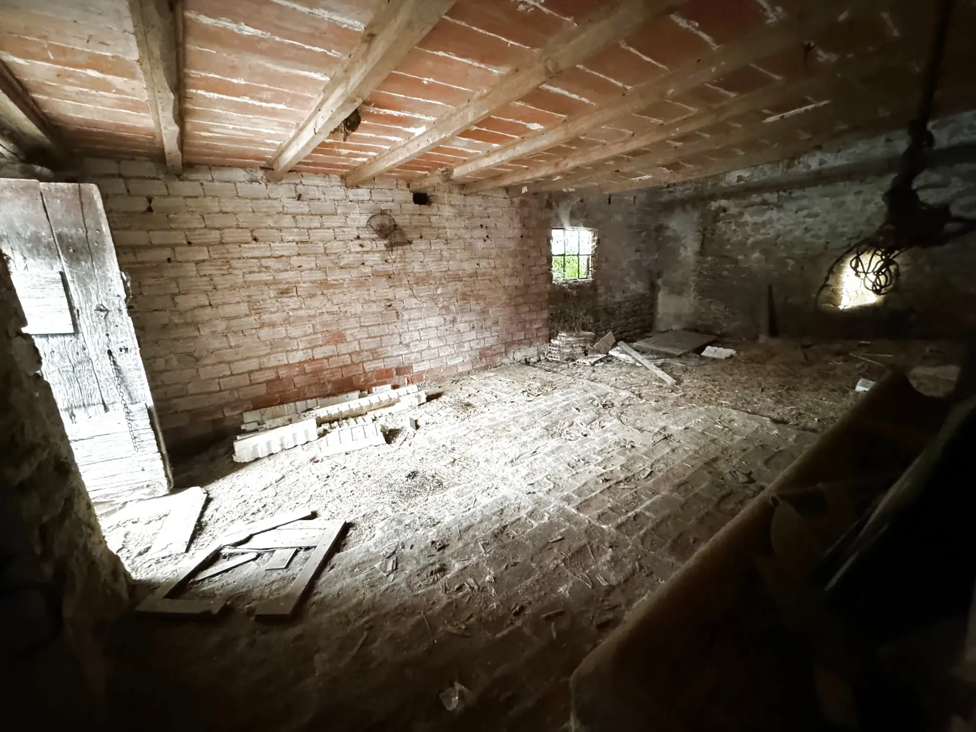 Maison de village à rénover avec dépendances et jardin clos à Guillon-en-Terre-Plaine 