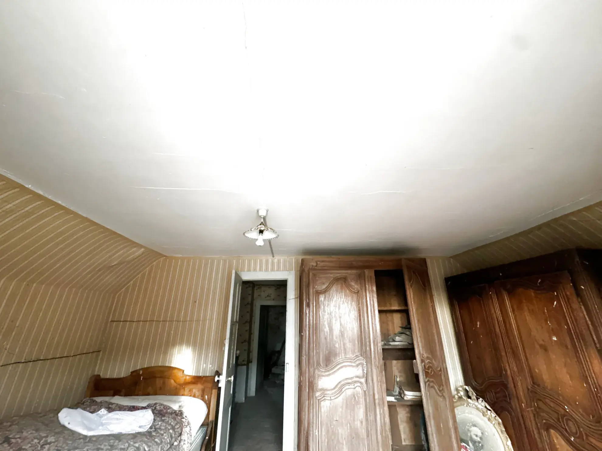 Maison de village à rénover avec dépendances et jardin clos à Guillon-en-Terre-Plaine 