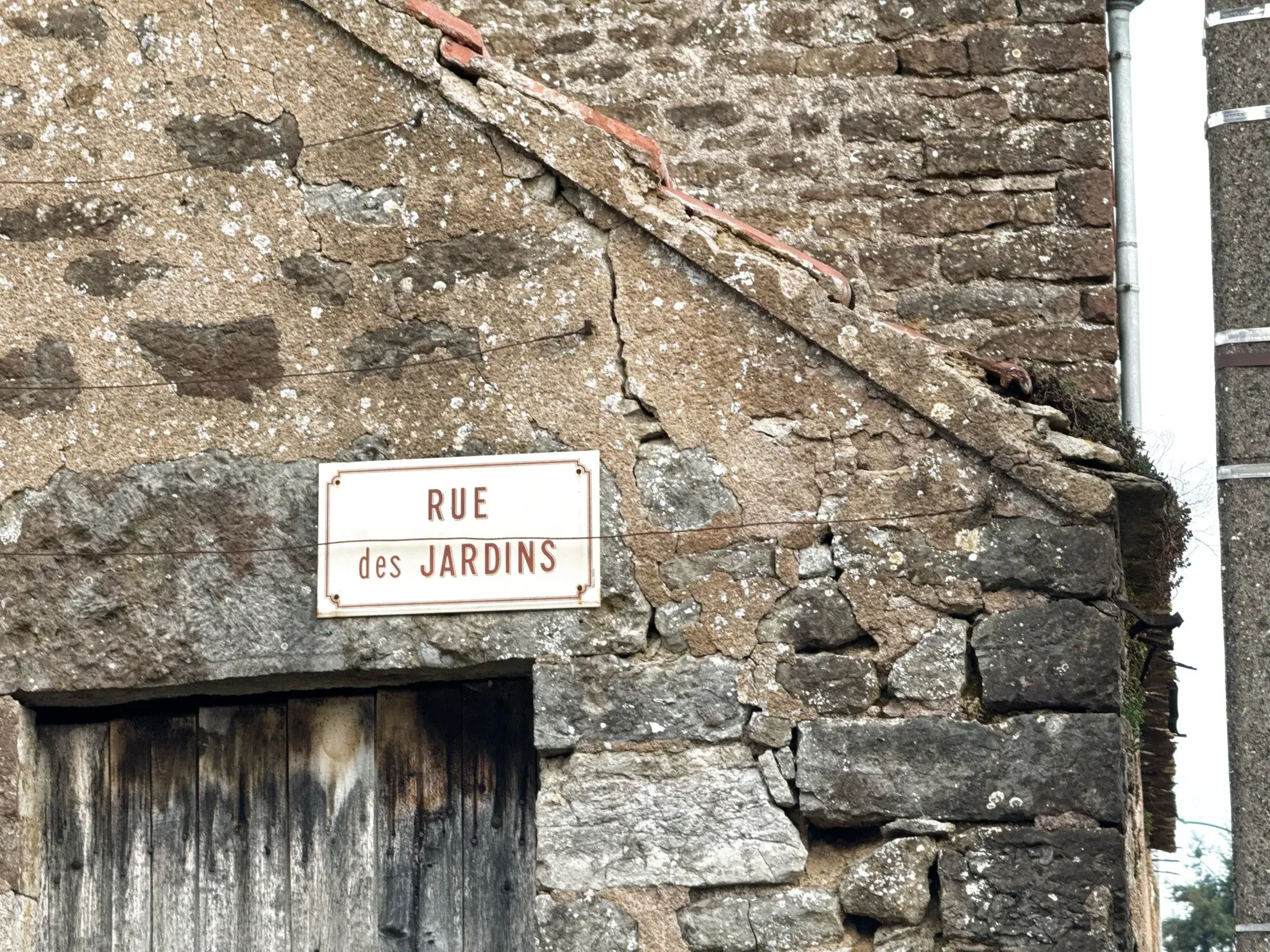 Maison de village à rénover avec dépendances et jardin clos à Guillon-en-Terre-Plaine 