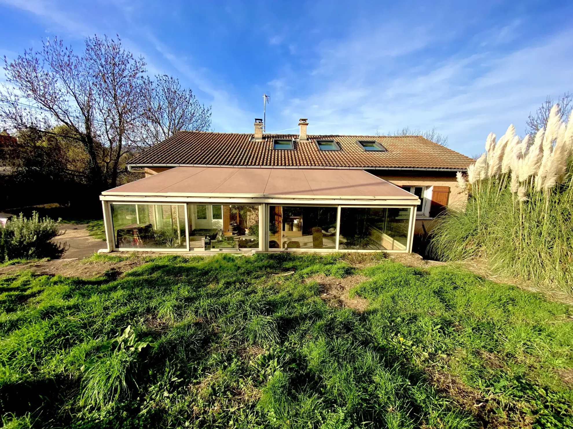 Maison rénovée de 101 m² avec véranda et jardin fruitier à Annonay 