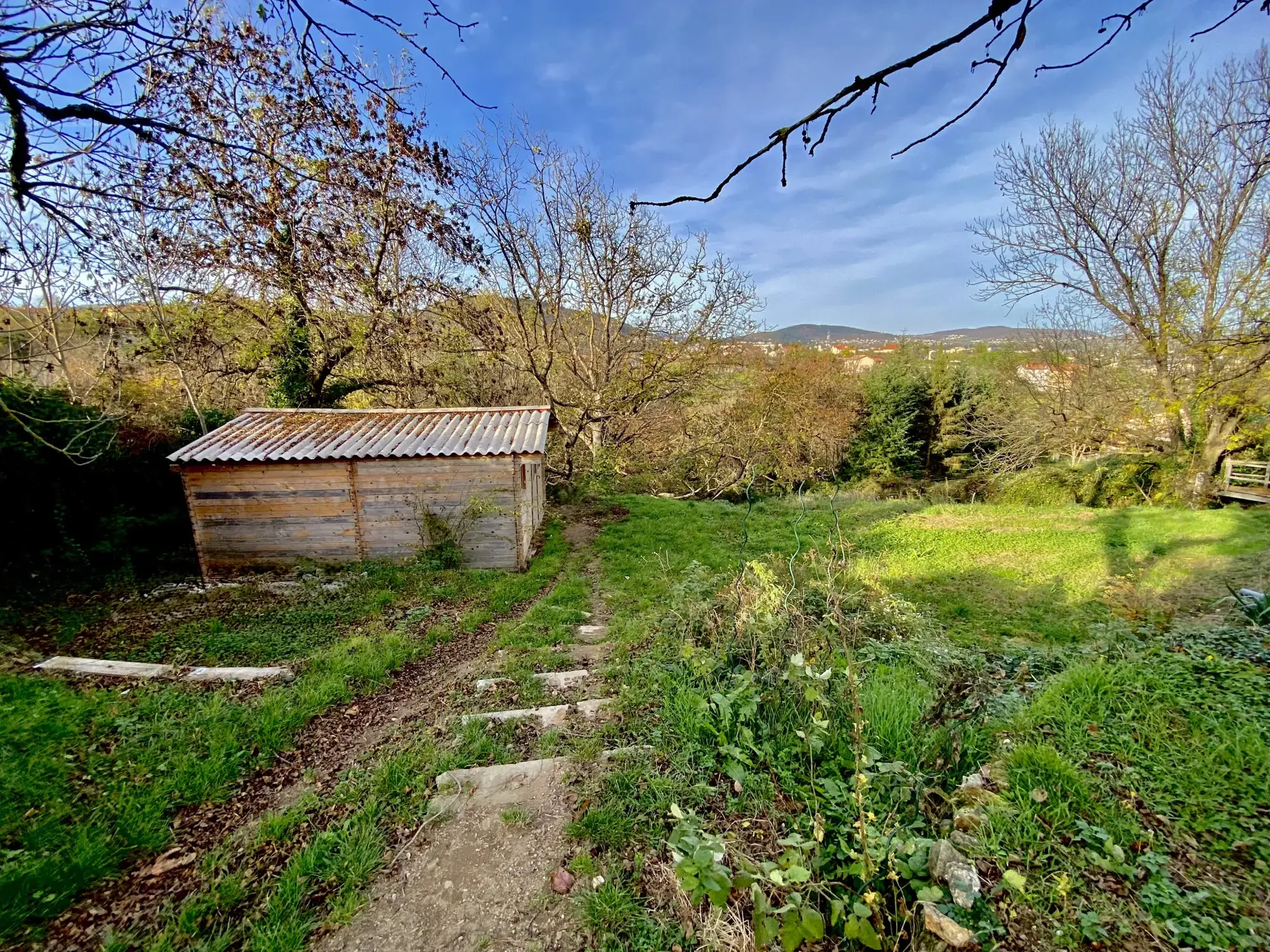 Maison rénovée de 101 m² avec véranda et jardin fruitier à Annonay 