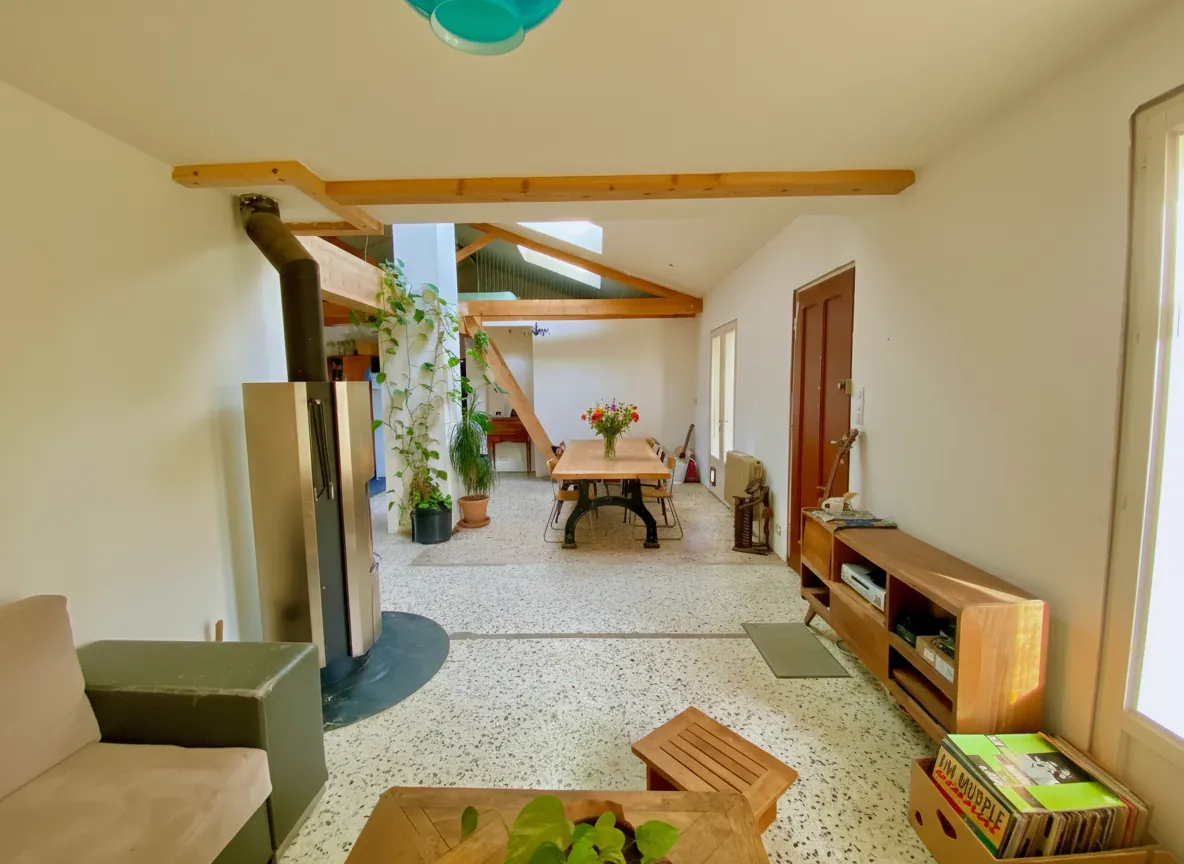 Maison rénovée de 101 m² avec véranda et jardin fruitier à Annonay 