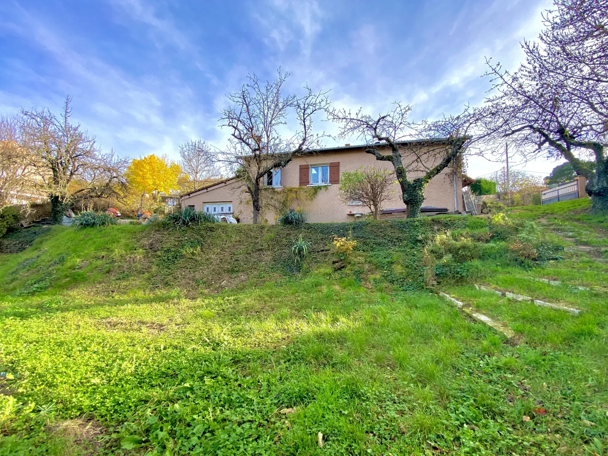 Maison rénovée de 101 m² avec véranda et jardin fruitier à Annonay 