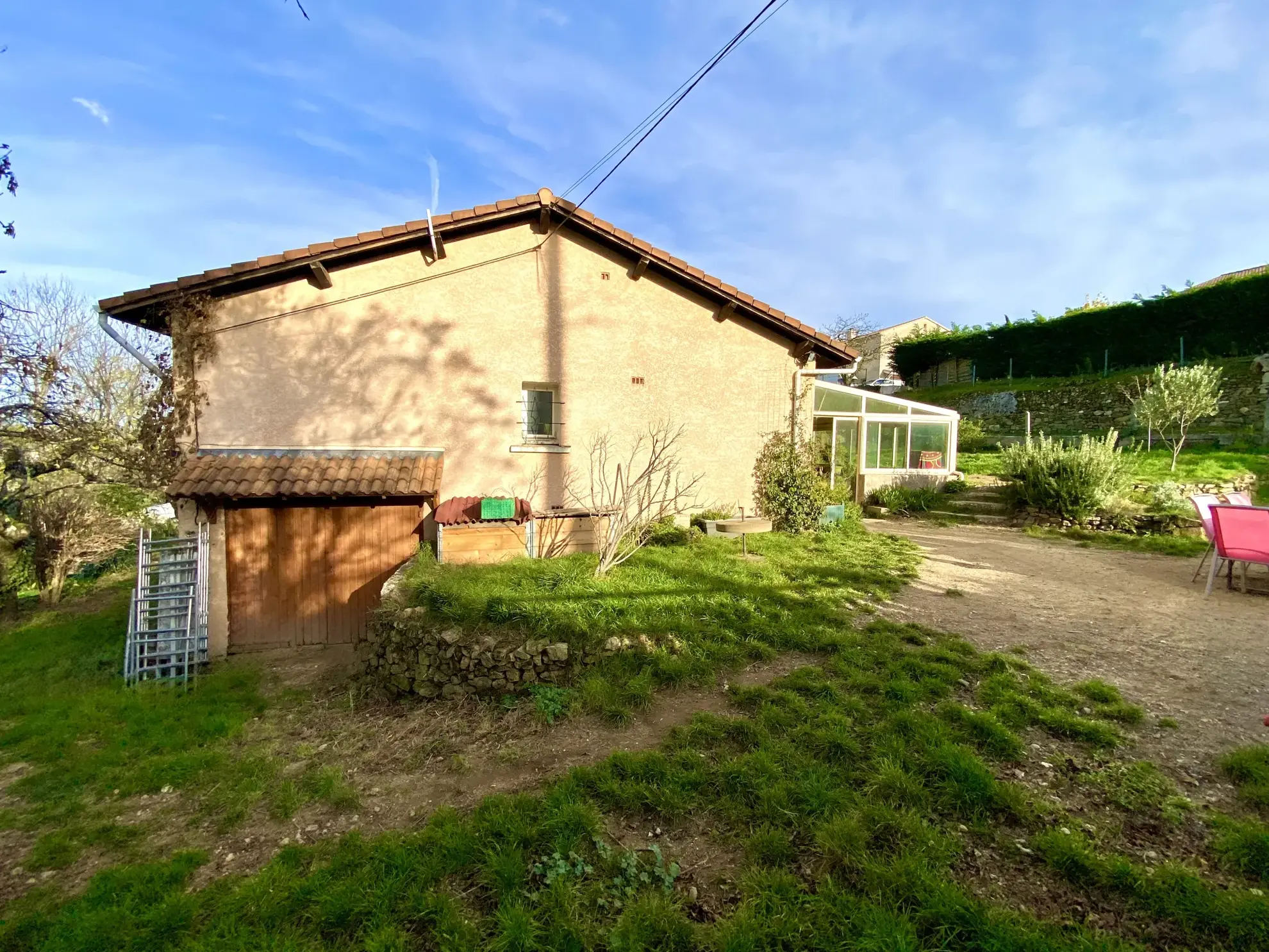 Maison rénovée de 101 m² avec véranda et jardin fruitier à Annonay 