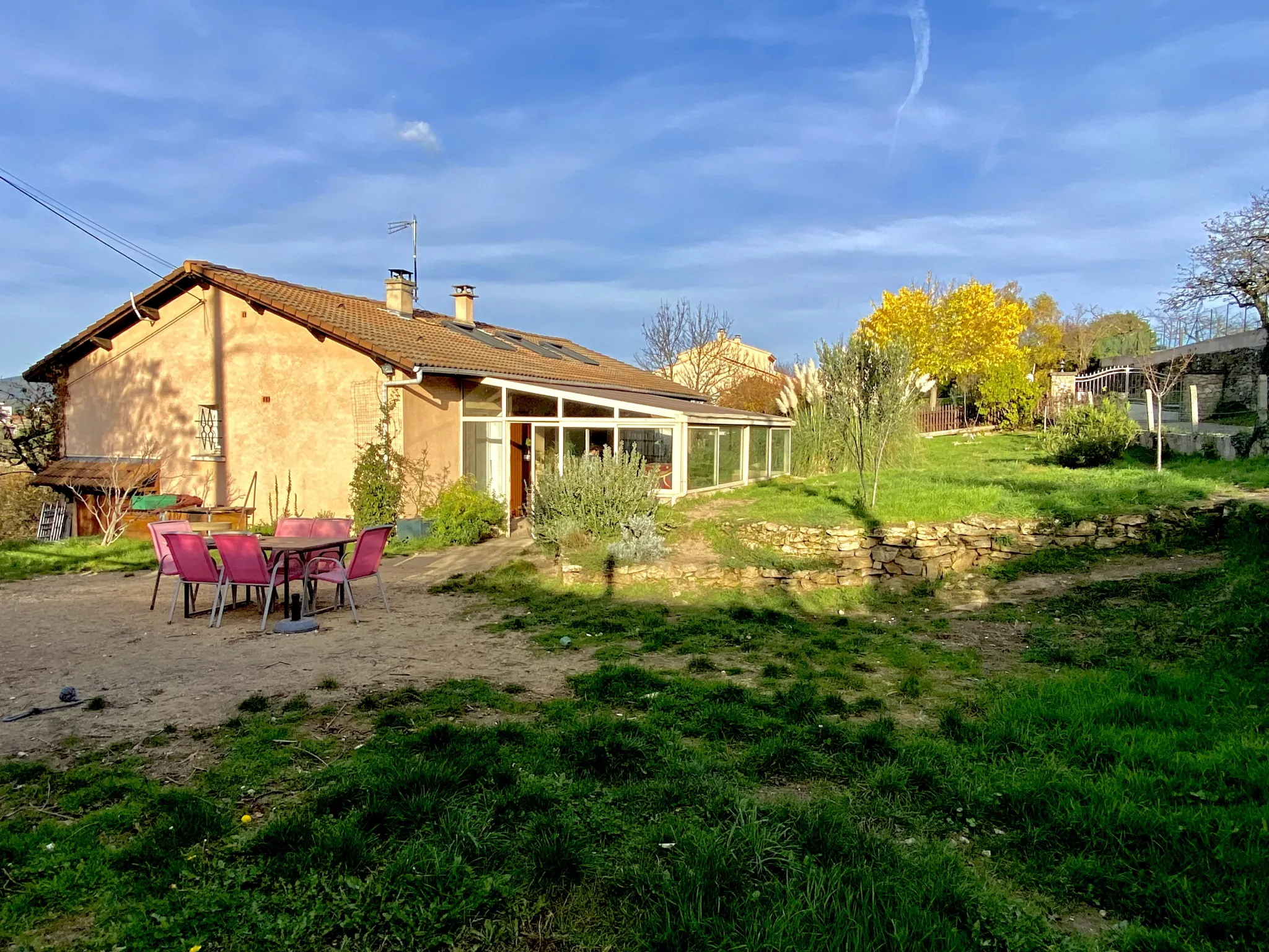 Maison rénovée de 101 m² avec véranda et jardin fruitier à Annonay