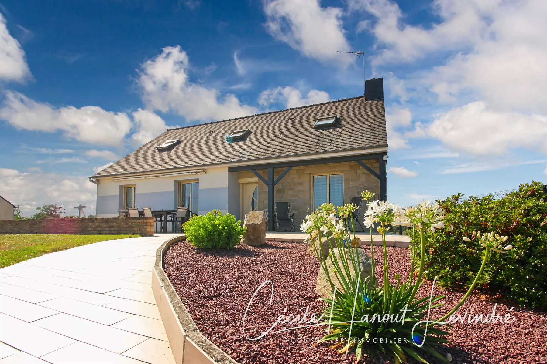Charmante maison familiale de 132 m² avec terrasse sud, 4 chambres, dans la campagne de Sacey près d'Antrain 