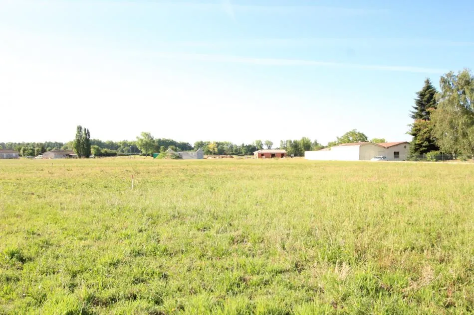 Terrain constructible à Negrepelisse de 622 m², viabilisé et prêt à construire 