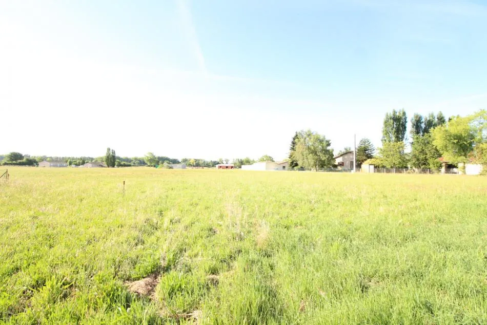 Terrain constructible à Negrepelisse de 622 m², viabilisé et prêt à construire 