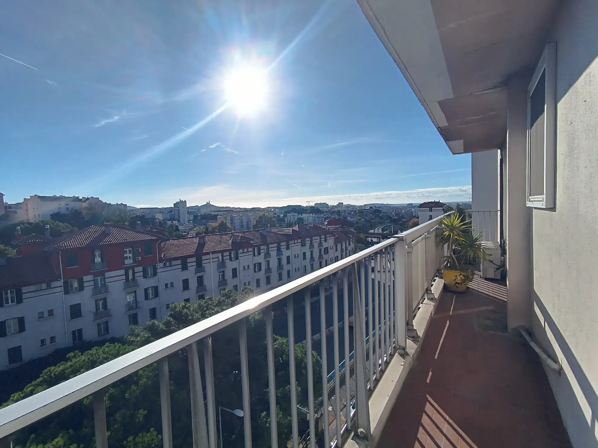Grand appartement familial avec balcons, parking et cave à Marseille 