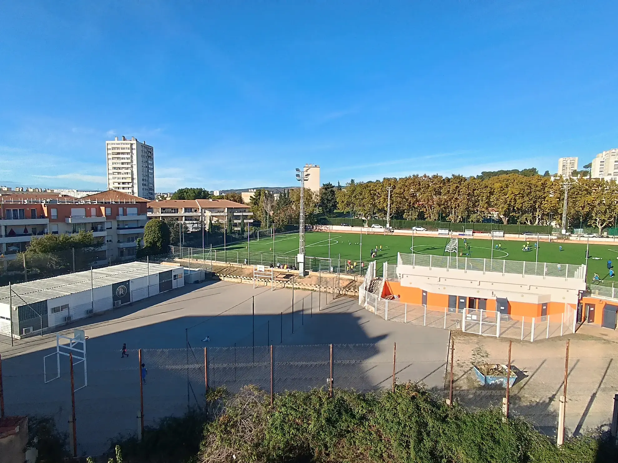 Grand appartement familial avec balcons, parking et cave à Marseille 