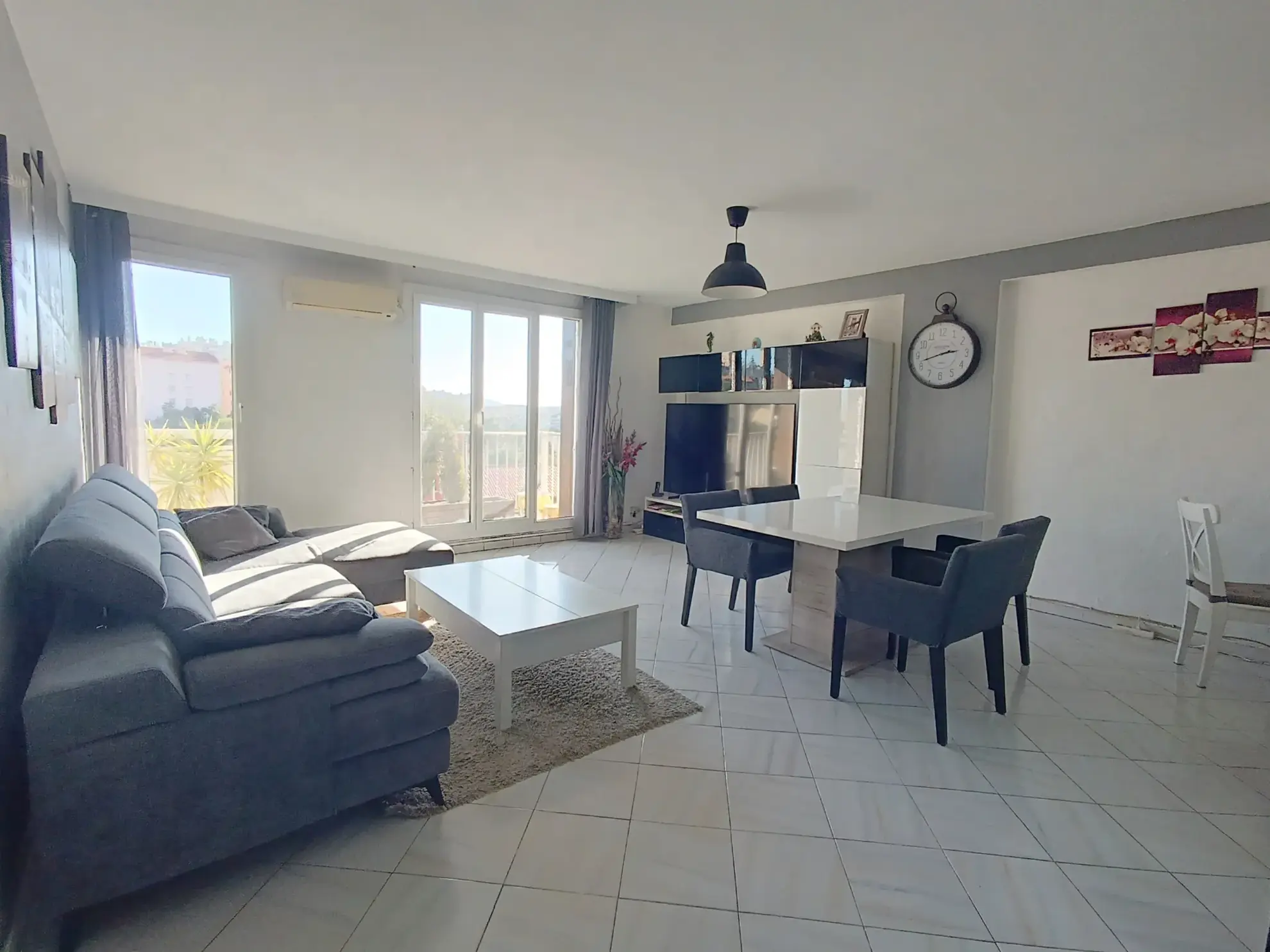 Grand appartement familial avec balcons, parking et cave à Marseille